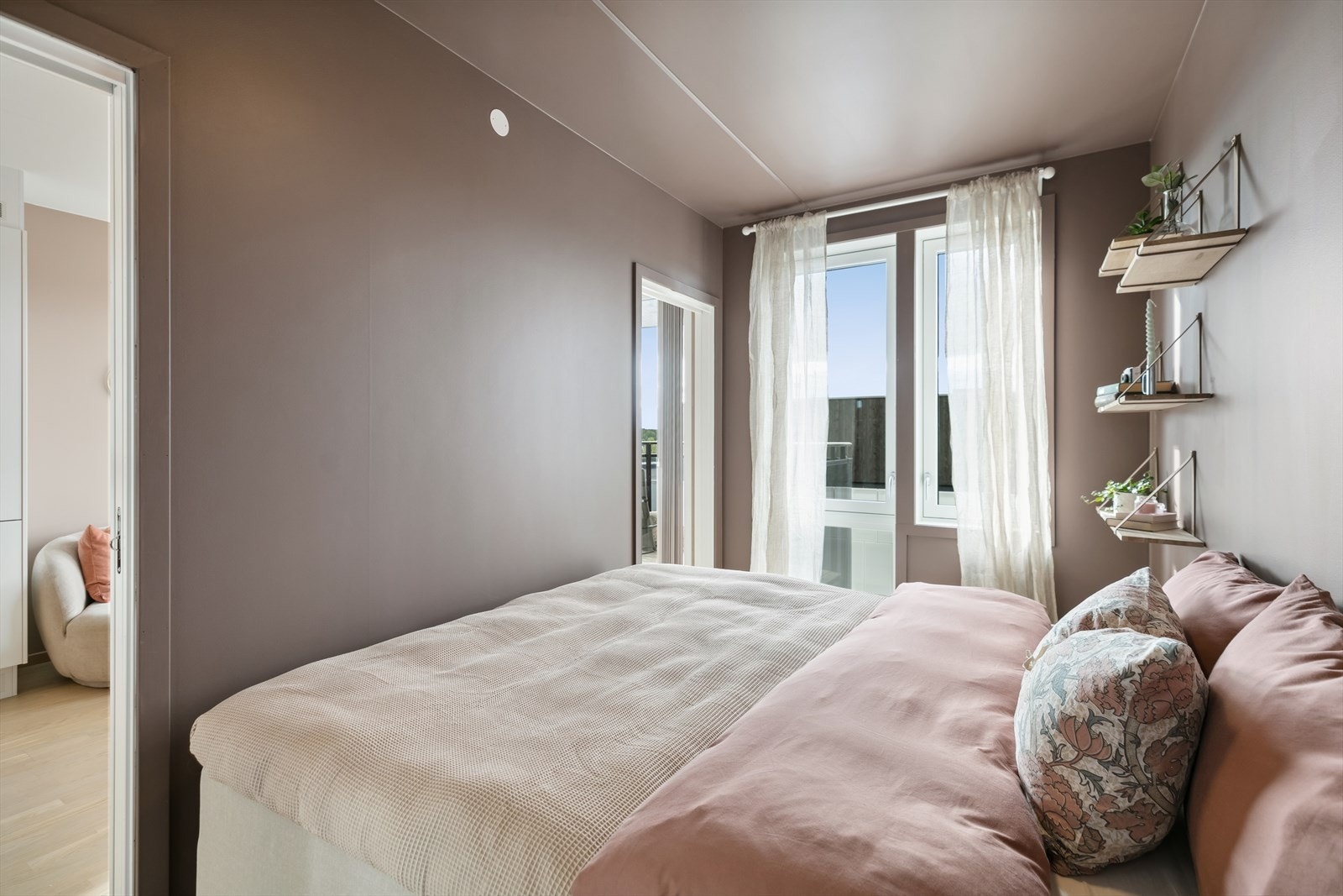 Soverommet har tilgang fra stuen via skyvedører og det er plass til dobbeltseng med tilhørende nattbord Galleribilde