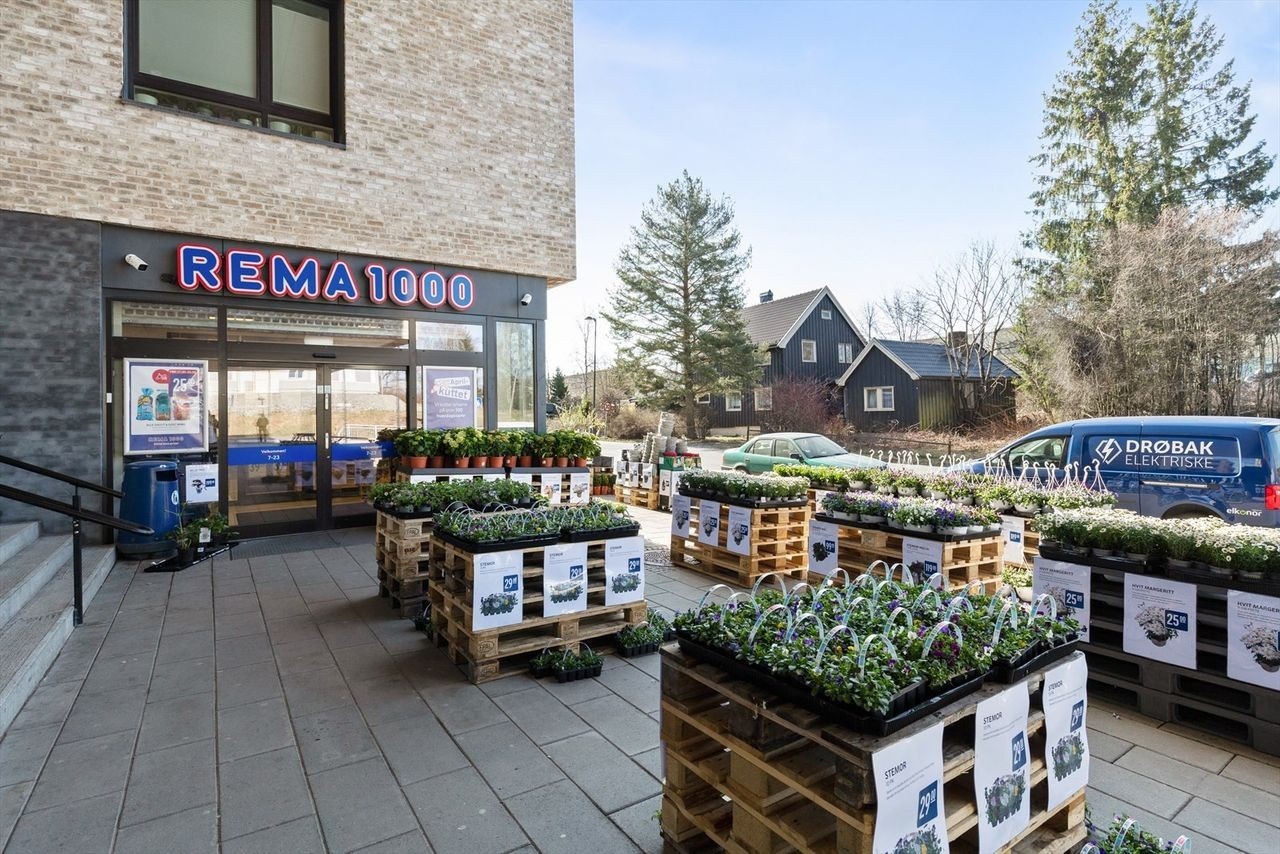 Det er både matbutikk og flere spisesteder i nærområdet. Galleribilde