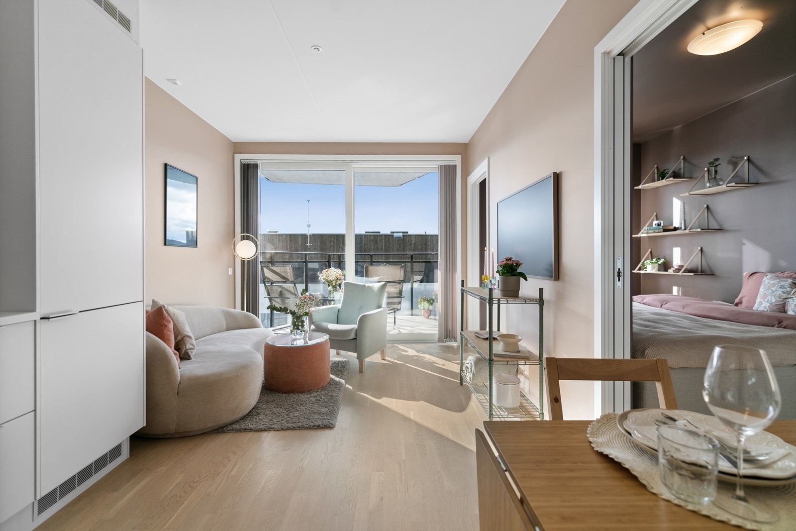 En stor vindusflate gir godt med naturlig lysinnslipp og en ekstra god romfølelse Galleribilde