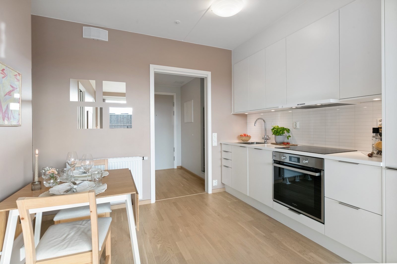 Kjøkkeninnredningen er praktisk designet langs rommets langvegg Galleribilde