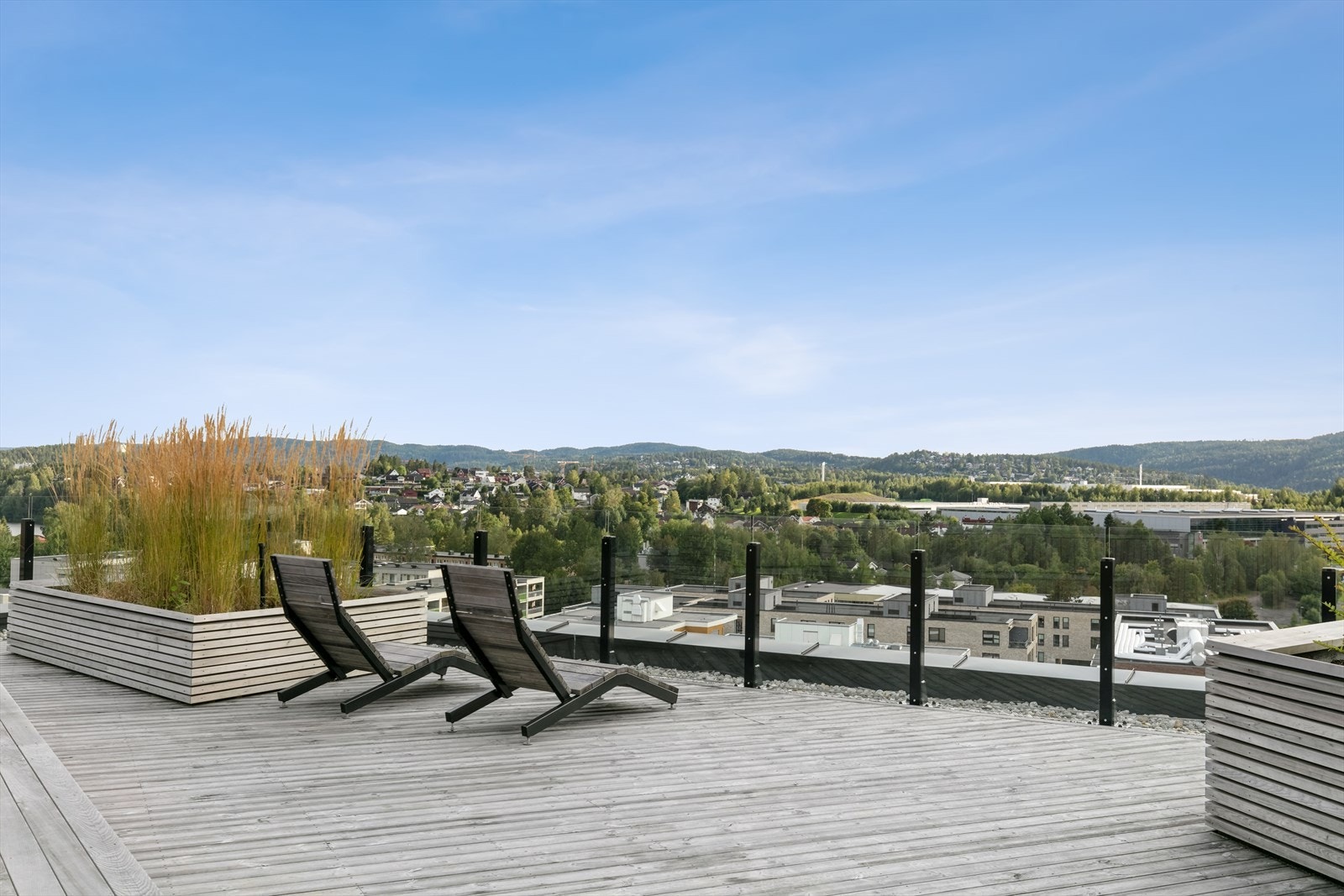 Ellers kan du ta turen opp på felles takterrasse der det er fantastisk panoramautsikt! Galleribilde