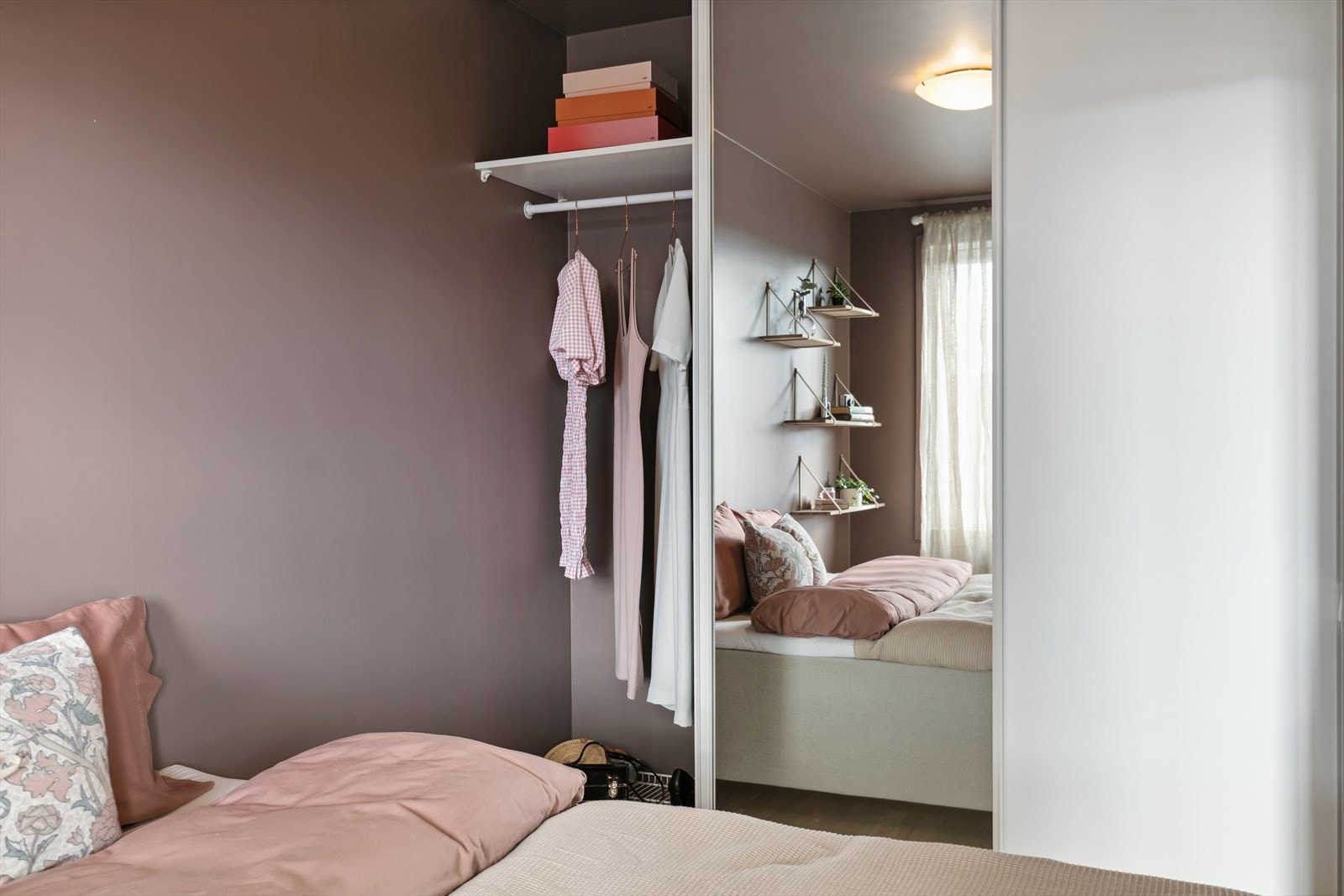 I tillegg er det skyvedørsgarderobe langs kortveggen Galleribilde