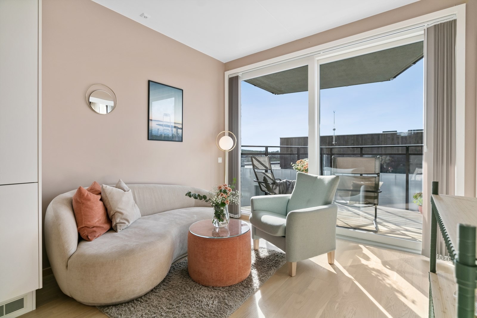 Innvendig er det tidløse og moderne farge- og materialvalg Galleribilde