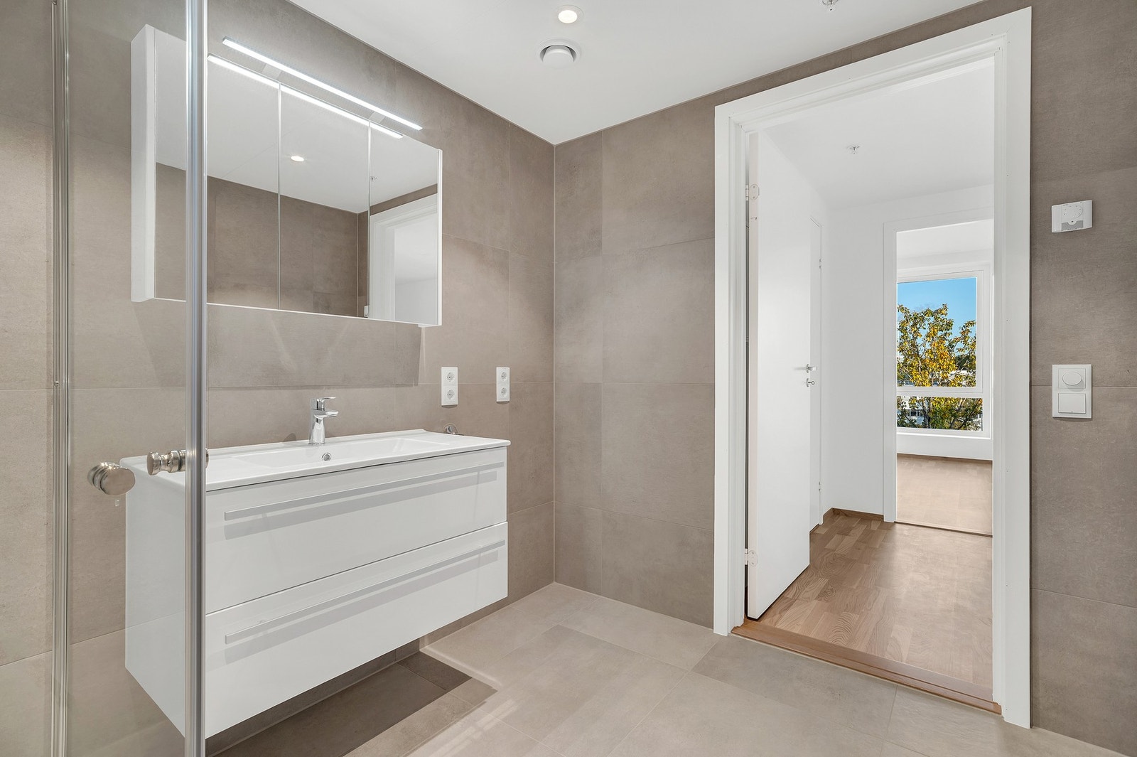 Badet er oppgradert med 60x60 flis på både gulv og vegger. Galleribilde
