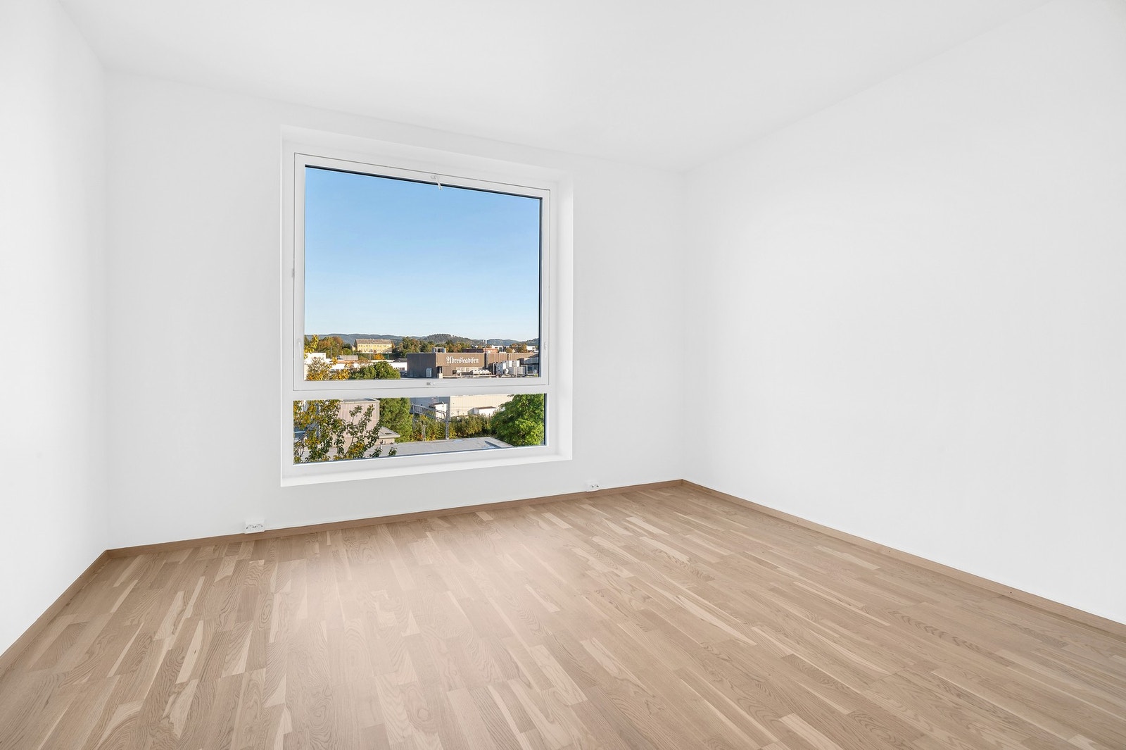 Leiligheten disponerer tre soverom - her soverom på 13 kvm. Galleribilde