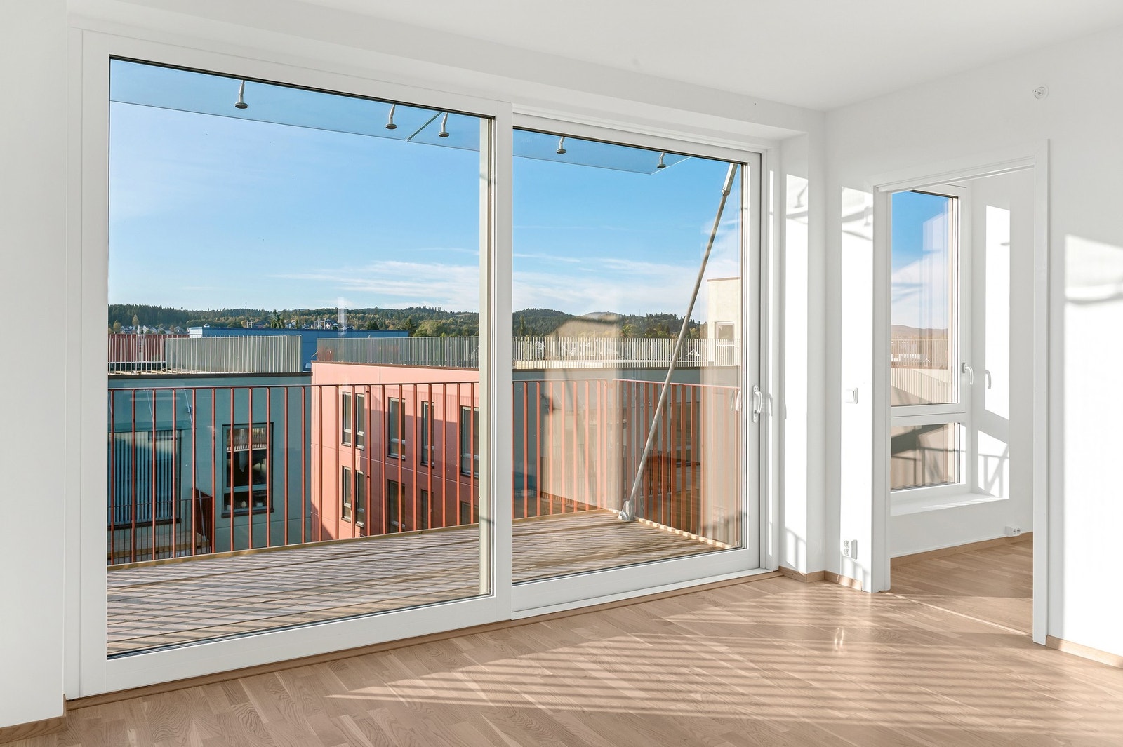 De store vindusflatene gir rikelig med naturlig lys og en enda større romfølelse. Galleribilde