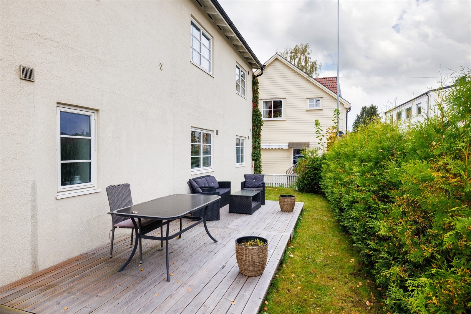 Terrasseplatting på fremsiden av boligen på eiendommens fellesareal. Galleribilde