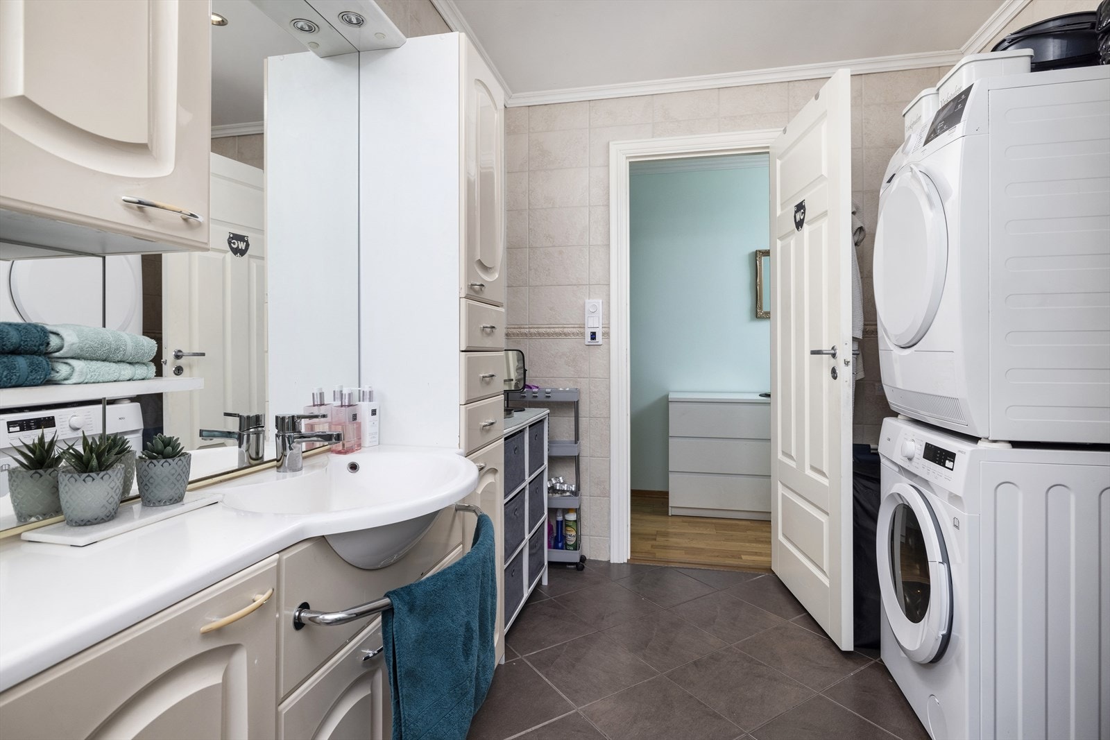 Godt med skapplass på badet. Galleribilde