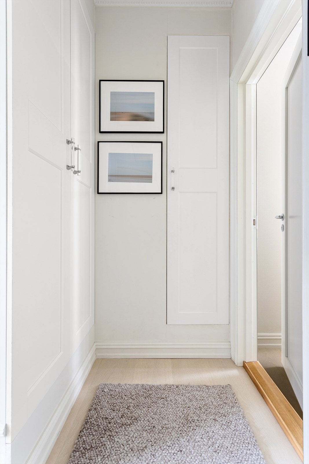 Entreen er lys og innbydende med plassbygget garderobeskap for oppbevaring av tøy og øvrig Galleribilde