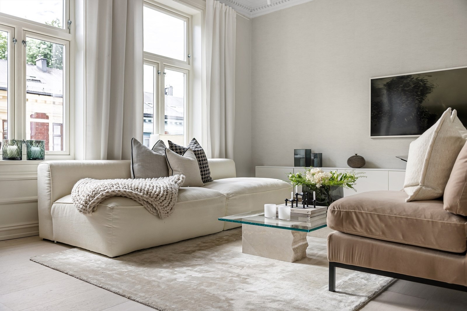 Boligen ligger i byggets 3. etasje og får mye lys fra to sider gjennom store vindusflater Galleribilde