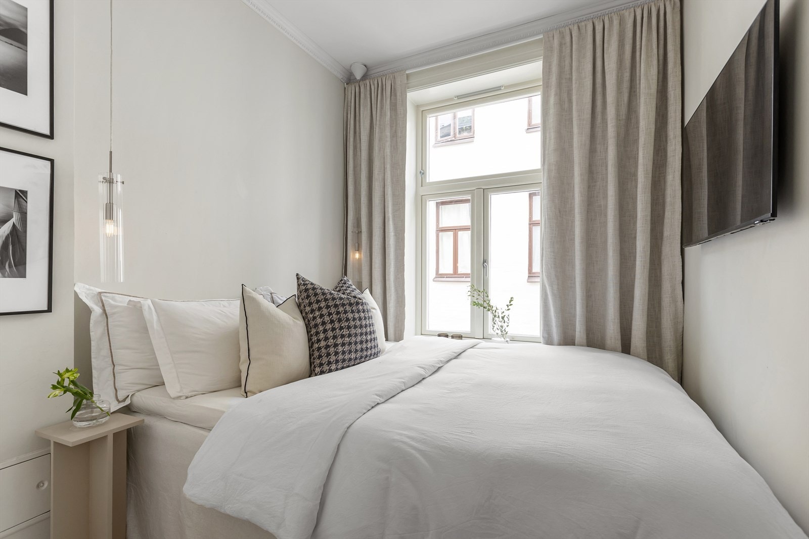 Soverommet er lyst og romslig med god plass til dobbeltseng og stilfull belysning fra taket på hver side av sengen Galleribilde