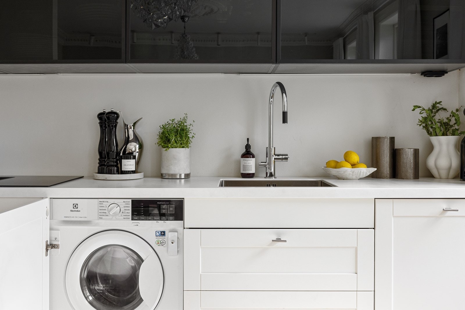 Det er også montert vaskemaskin (integrert) som er ekstra praktisk for å spare plass på badet Galleribilde