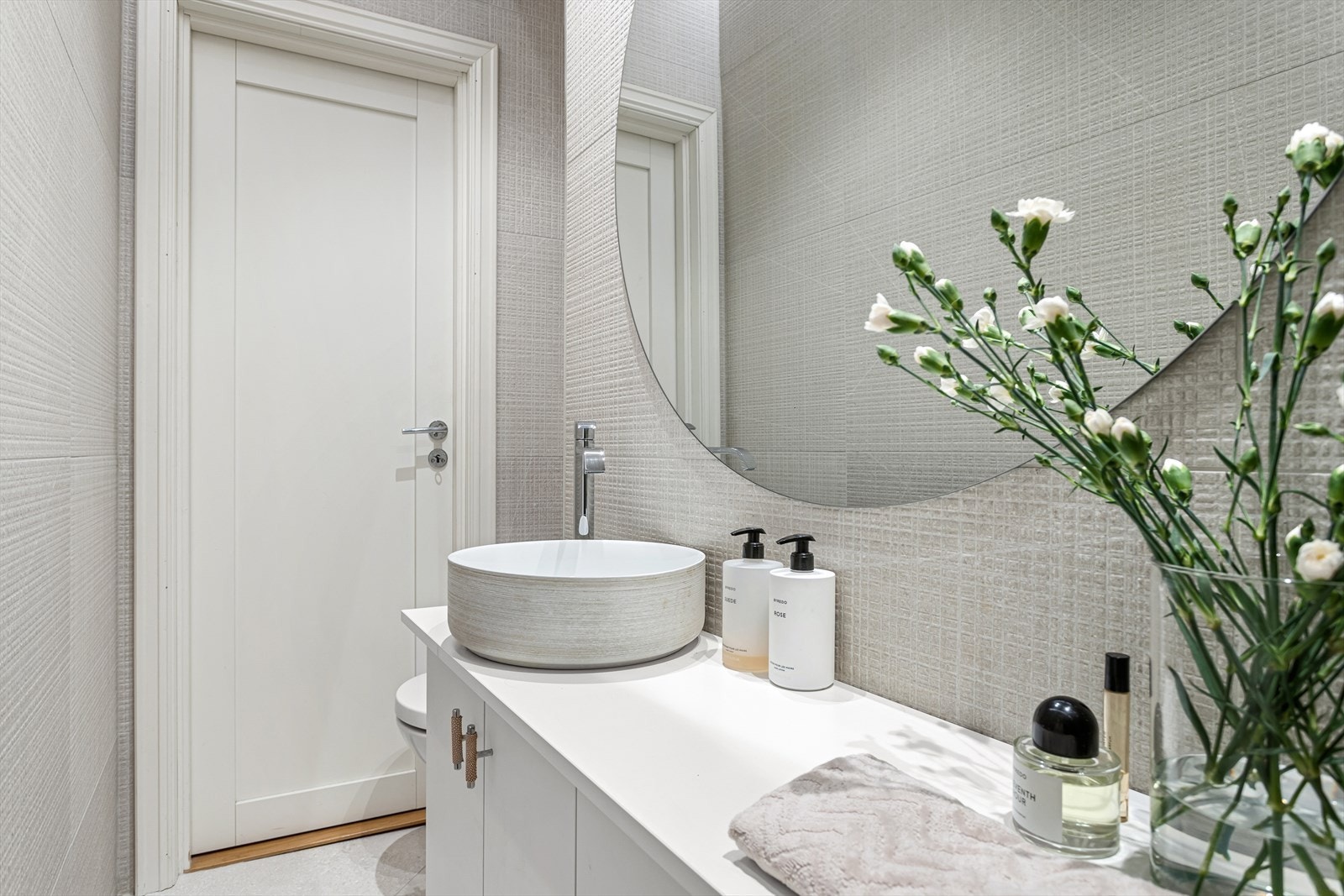 Det er gulvvarme på baderommet som gir en lun og behagelig atmosfære under morgen- og kveldstellet Galleribilde