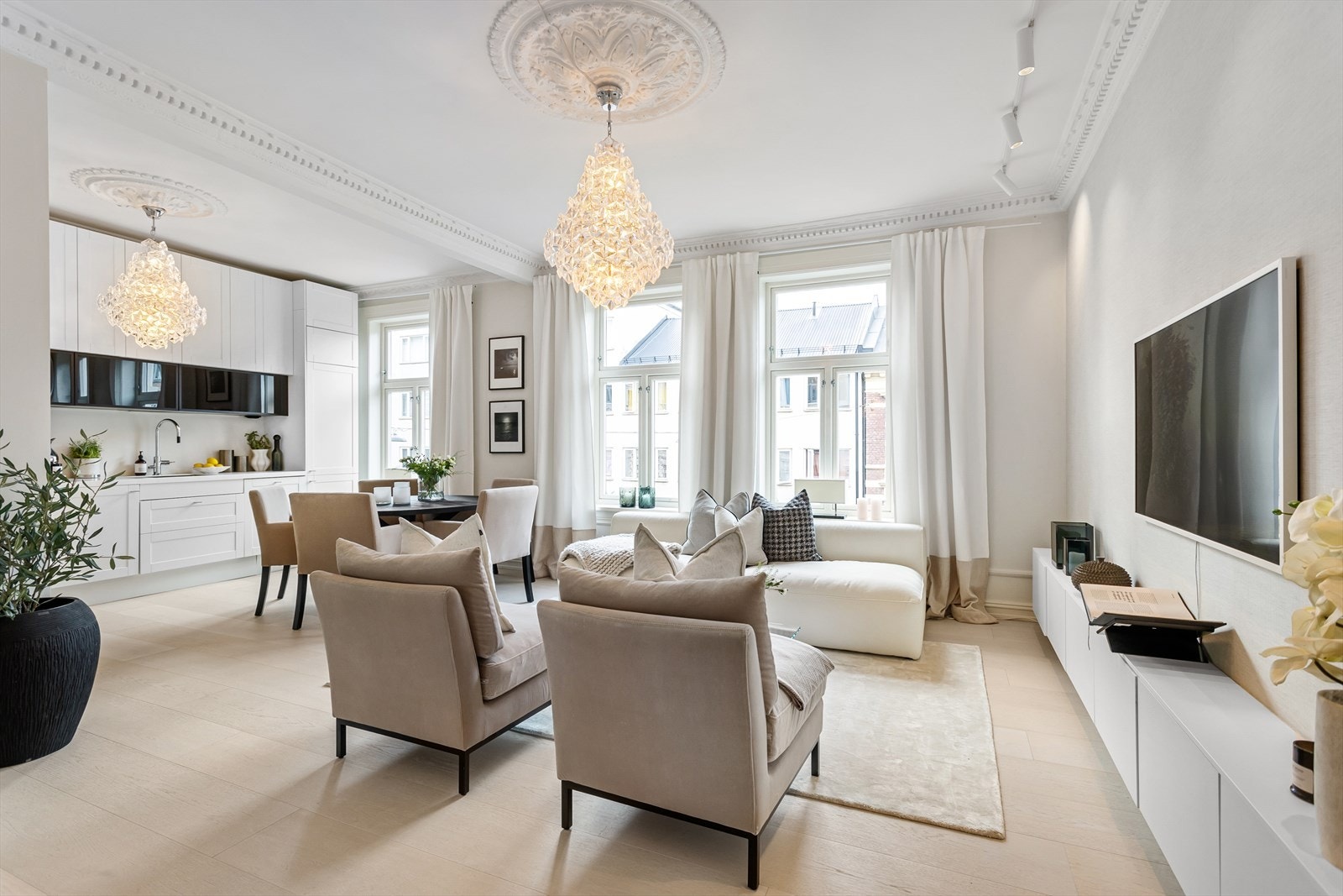 Boligen ble totaloppusset i 2021 og her får du en perfekt kombinasjon av originale detaljer mot en delikat enstavs-parkett og et stilfullt profilert kjøkken Galleribilde