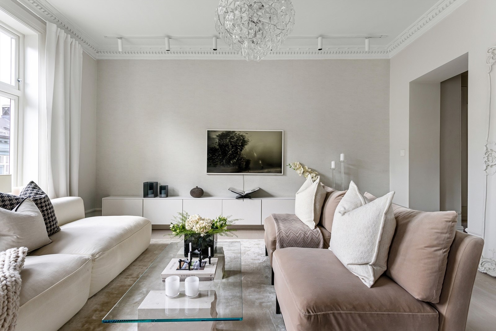 Boligen har en romslig, god og gjennomgående planløsning med gode soner for ønsket innredning Galleribilde