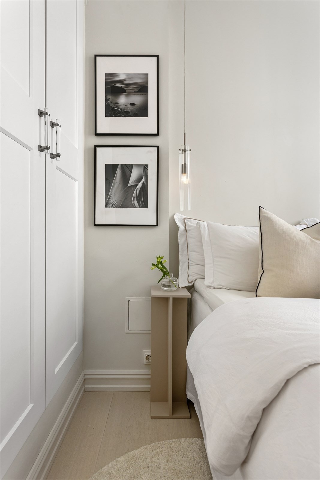 Det er montert en plassbygget garderobe med god plass for oppbevaring Galleribilde