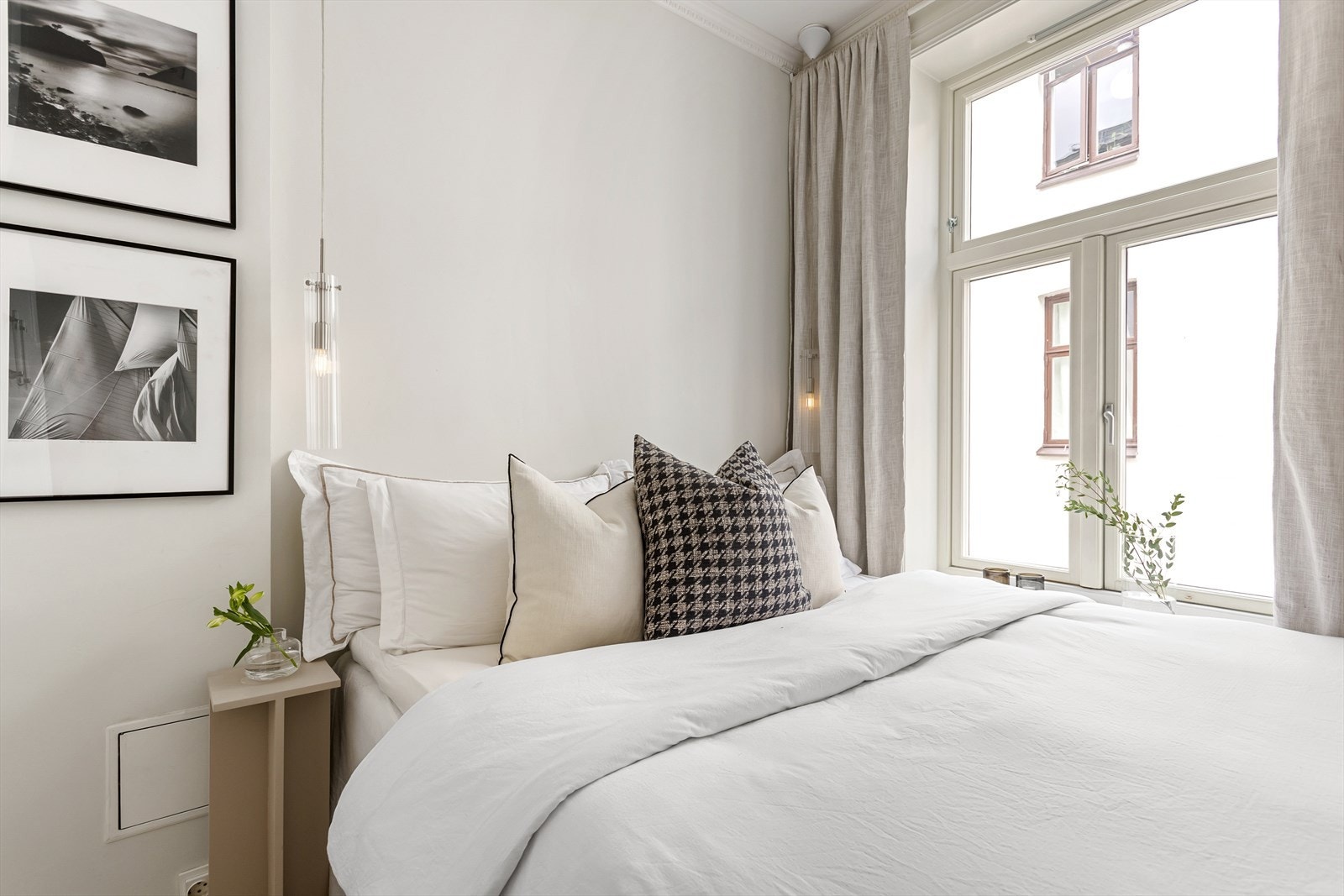 Rommet vender ut mot rolig og bilfri bakgård, så her kan du sove godt om nettene Galleribilde