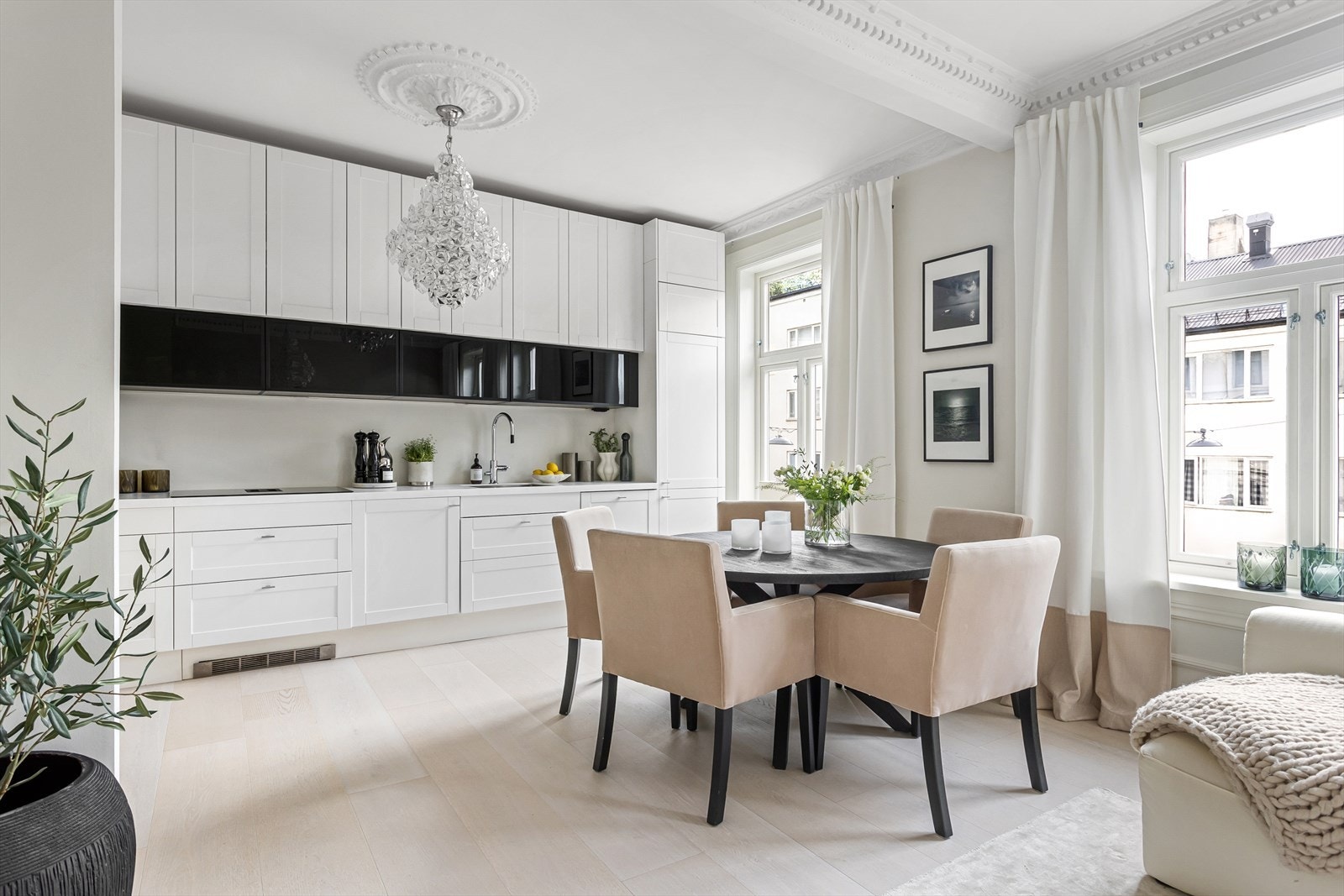 Det er god plass til spisebord hvor du kan invitere venner og familie på hyggelige middagsselskaper Galleribilde