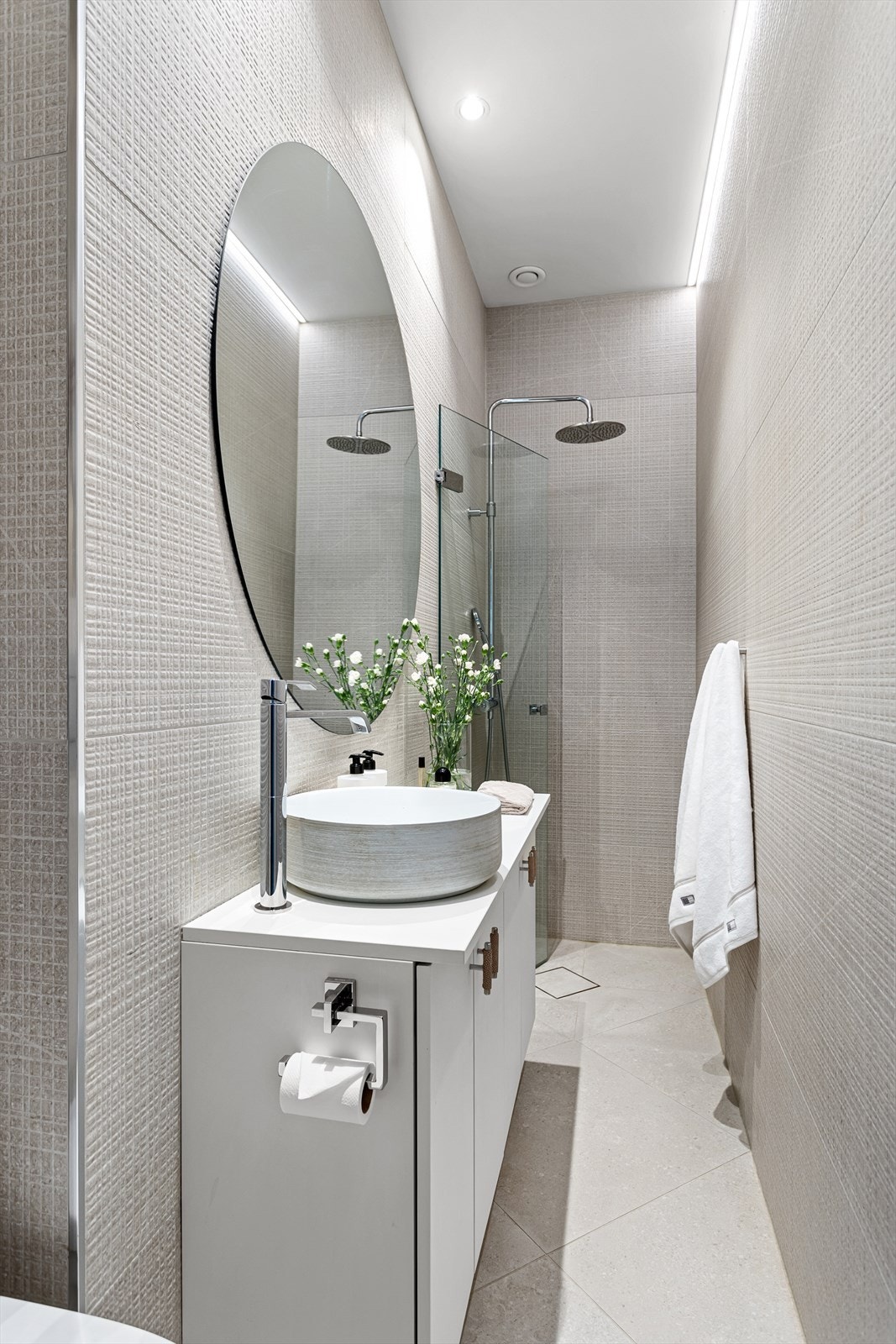 Badet gir en "spa" følelse med lekre detaljer som "lyslist" langs taket i kombinasjon med rundt speil, regnfallsdusj, plassbygget skapinnredning og dørhåndtak fra Love handles. Galleribilde