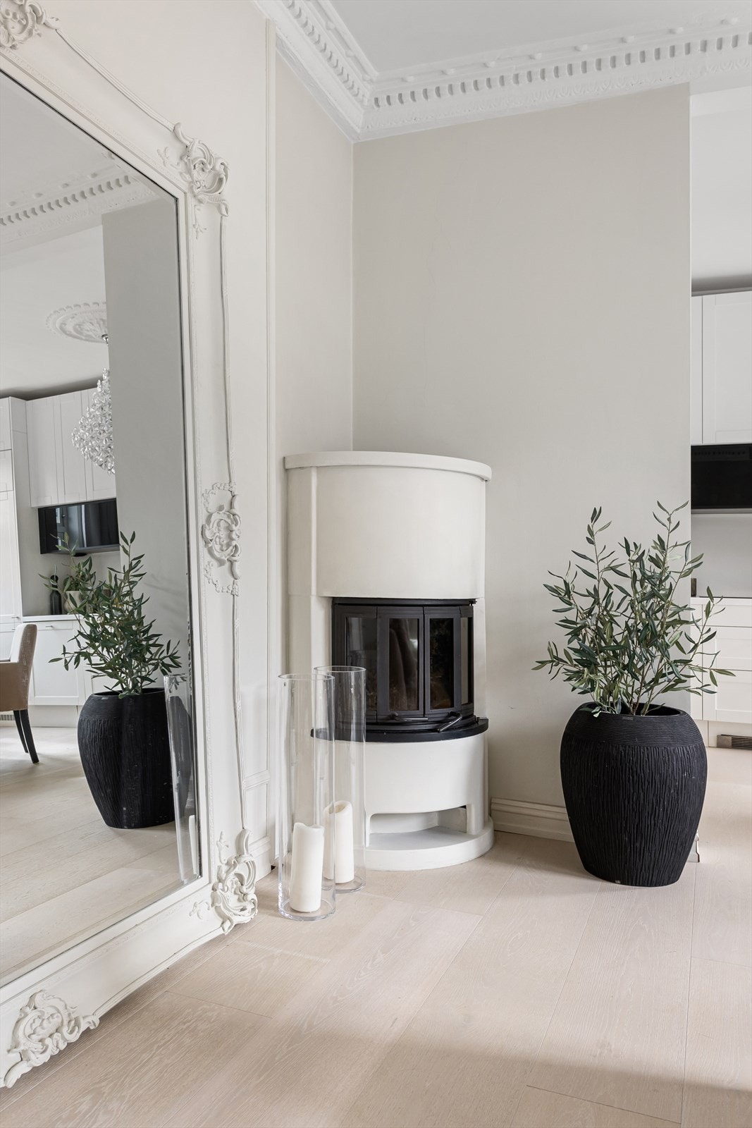 Det er montert peis som gir en lun og behagelig atmosfære på kaldere dager Galleribilde