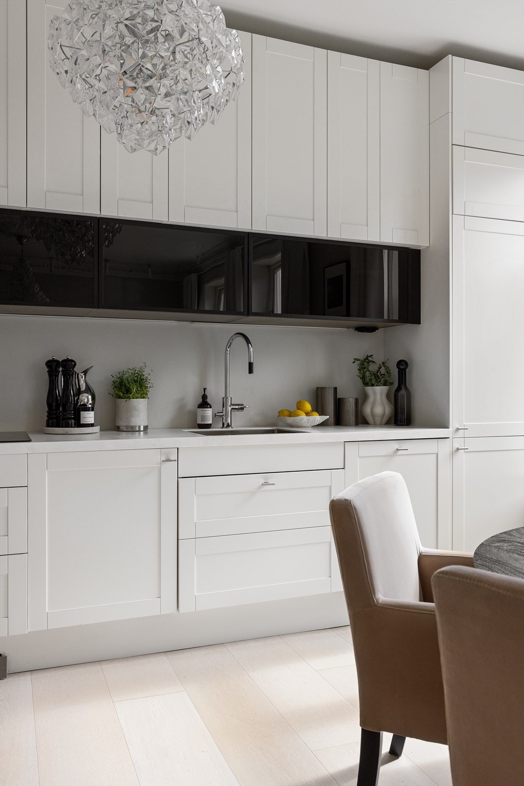 Det er god benke- og skaplass fra vegg til vegg og gulv til tak Galleribilde