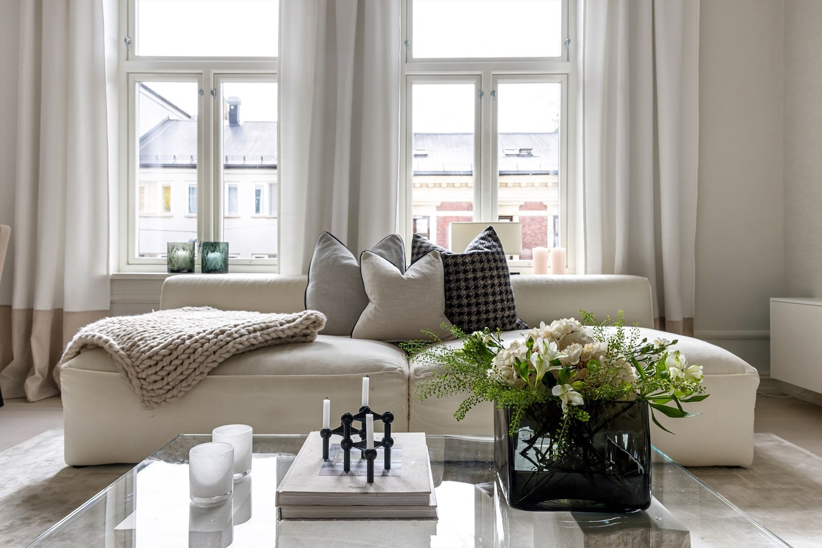 Dette er en rålekker og klassisk bygårdsleilighet med ekstra god takhøyde, stukkaturer, rosetter og gjennomgående høy standard! Galleribilde