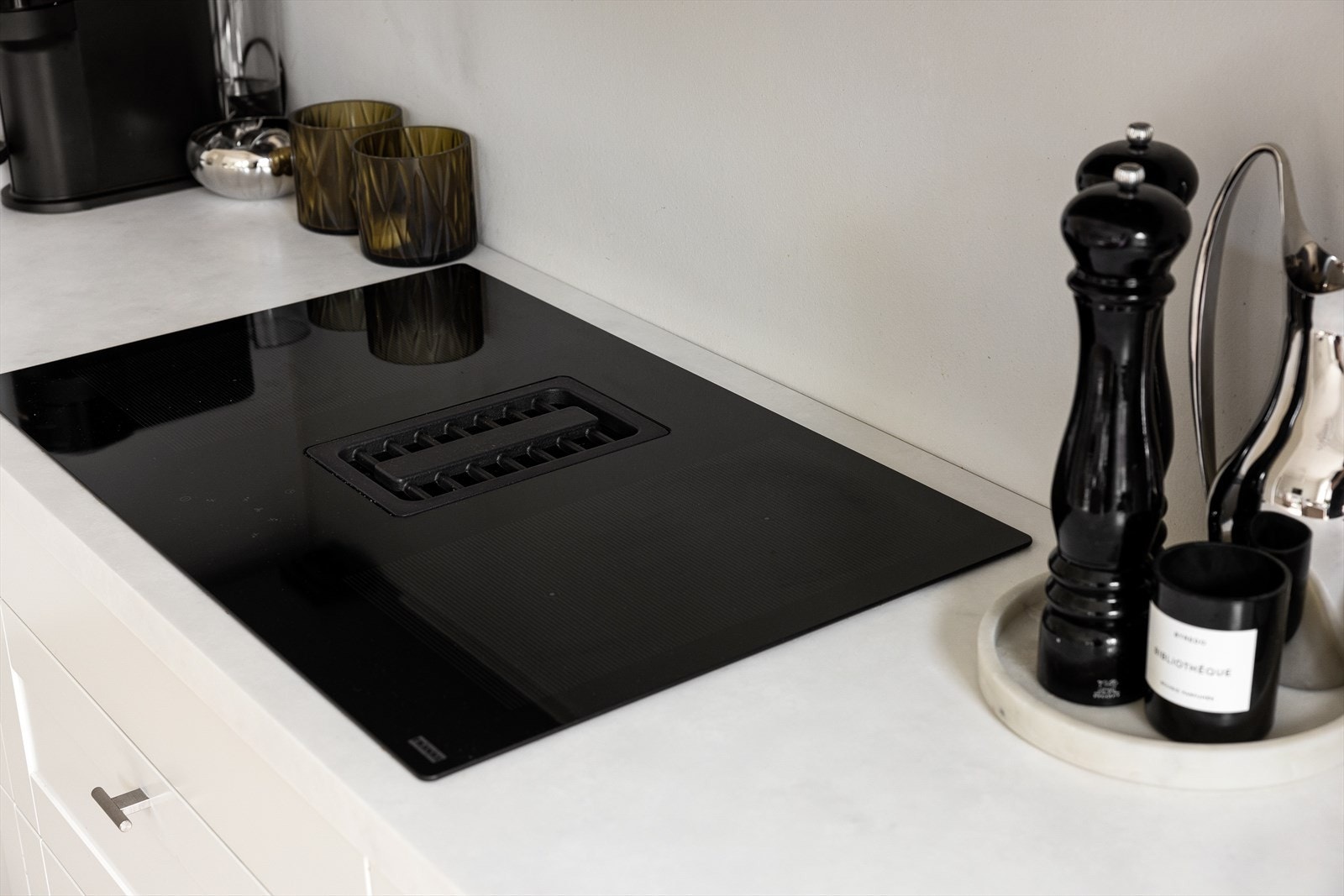 Moderne platetopp med integrert vifte som er enkel å gjøre ren Galleribilde