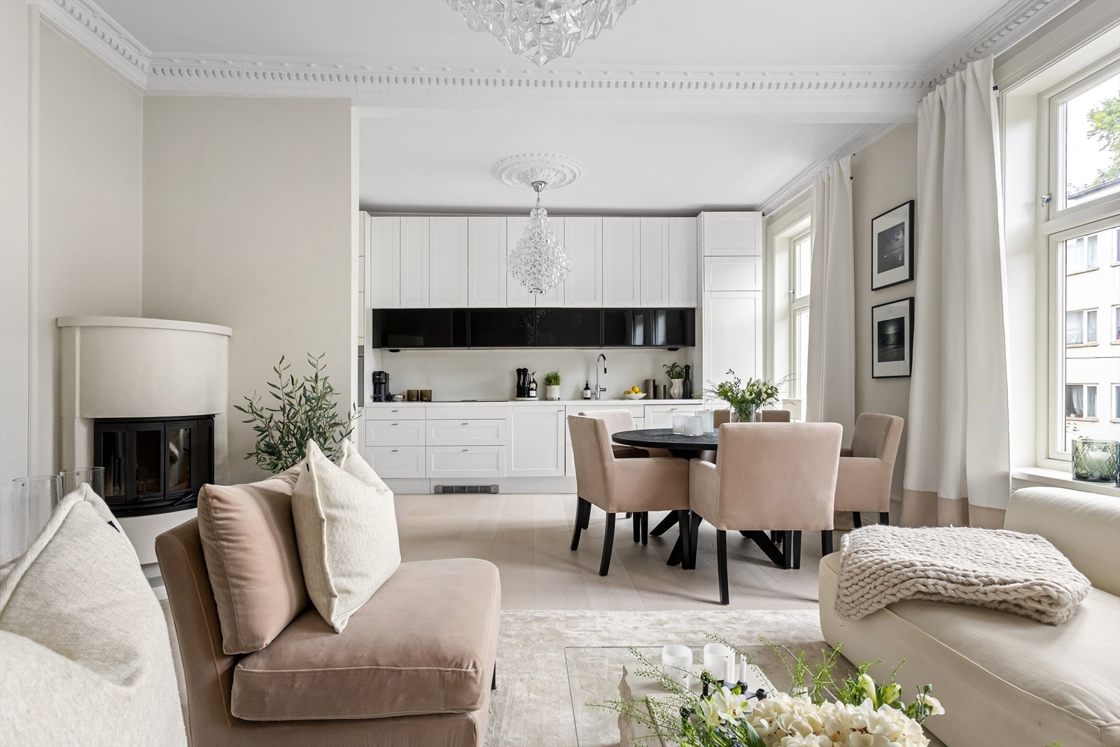 Stue og kjøkken ligger i delvis åpen løsning med en skillevegg som gir følelsen av to rom Galleribilde