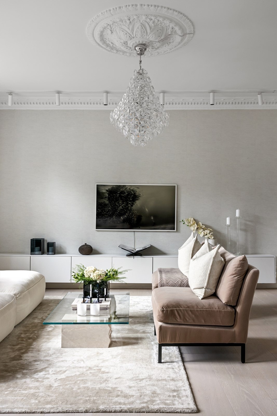 Det er installert nytt elektrisk anlegg med Elko smarthussystem og lys som kan styres via app på telefonen Galleribilde