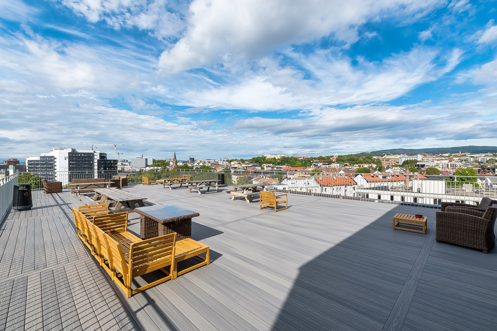 Takterrassen er innredet med flere sittegrupper. Galleribilde
