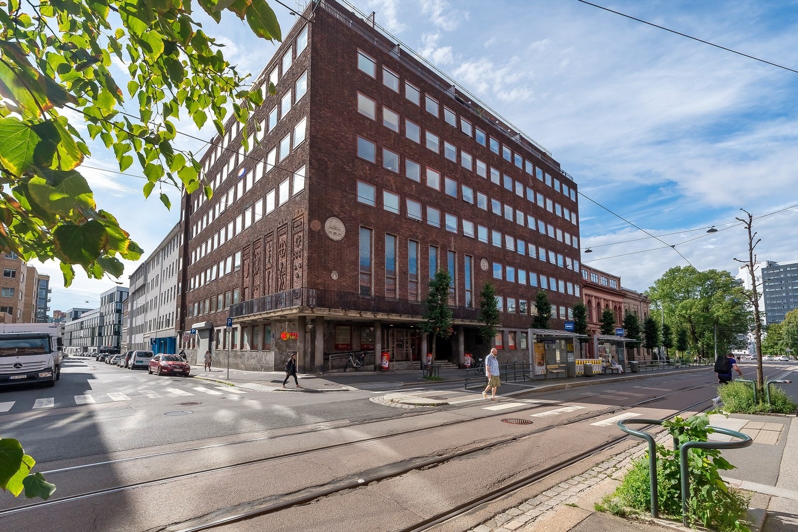 Her bor man i umiddelbar nærhet til alt man måtte trenge i hverdagen. Dagligvarehandelen er kun en heistur unna, og trikken går rett utenfor døren. Galleribilde