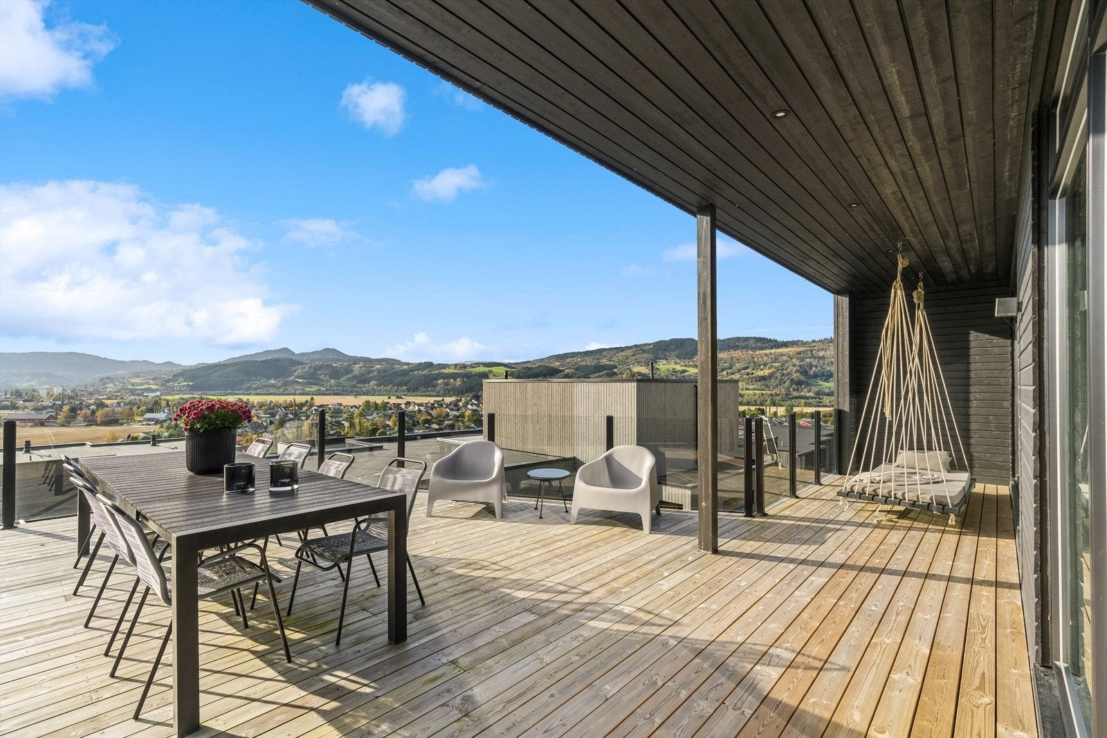 Fra stuen og kjøkkenet er det utgang til en virkelig stor terrasse med fantastisk panoramautsikt. Galleribilde