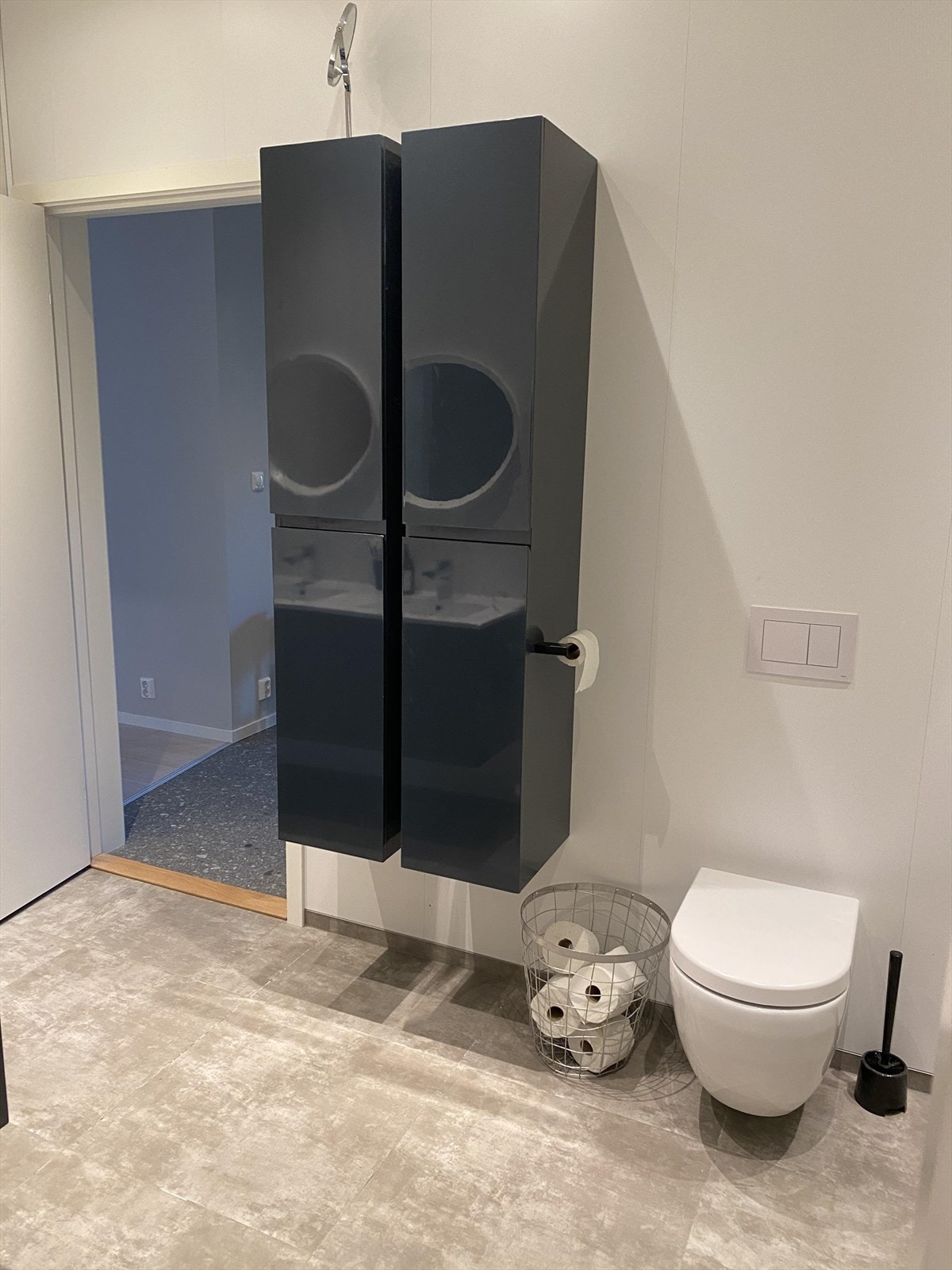 Badet i utleiedelen er innredet med dusjkabinett og vegghengt toalett. Galleribilde