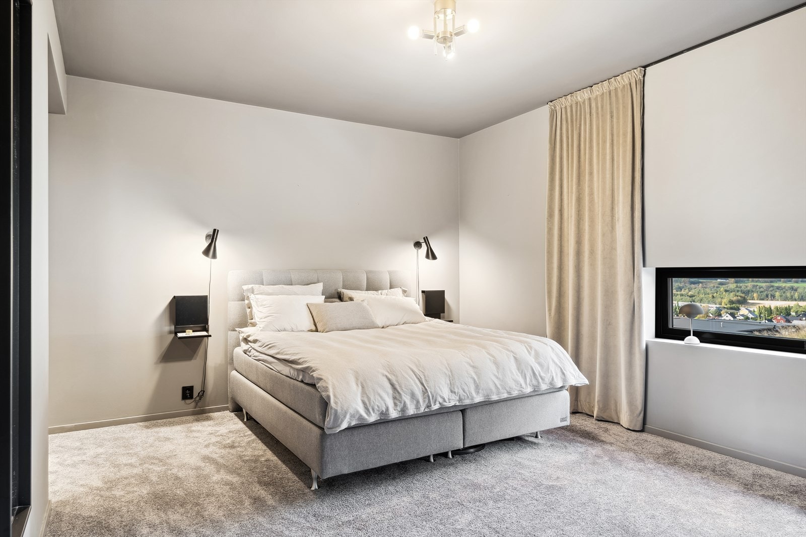 Hoveddelen har tre stilfulle soverom med deilig teppegulv - ett i første etasje og to i underetasjen. Galleribilde