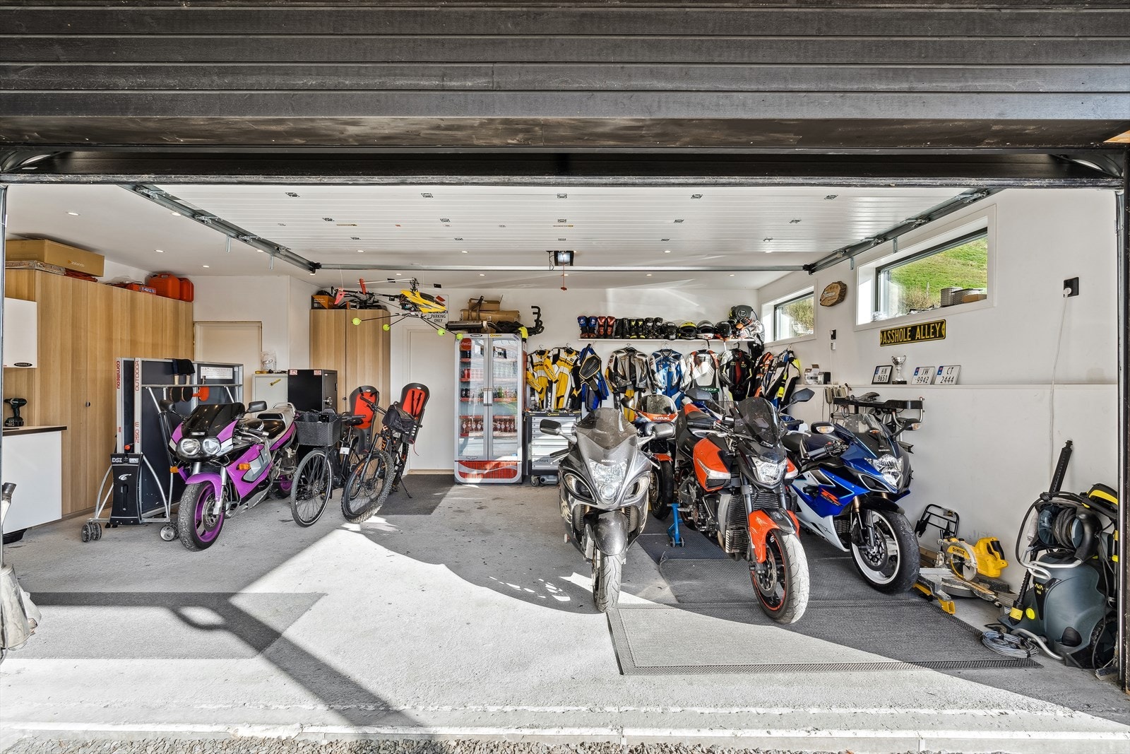 Det er parkering i og utenfor en integrert dobbelgarasje med direkte inngang til huset. Galleribilde