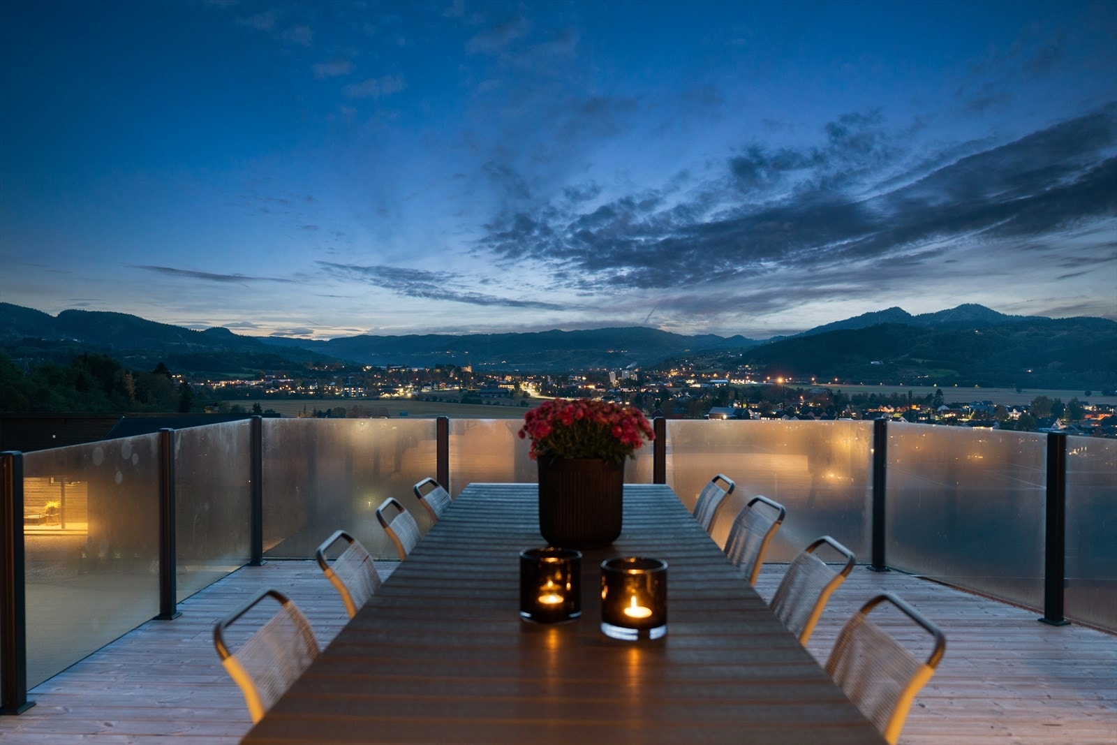 Terrassen innbyr til både rolige stunder og lange, sosiale kvelder. Galleribilde