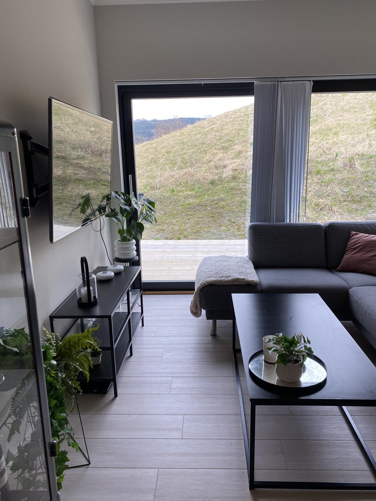 Utleiedelen kan generere gode leieinntekter, bestående av gang, bad, stue/kjøkken, to soverom og bod. Galleribilde