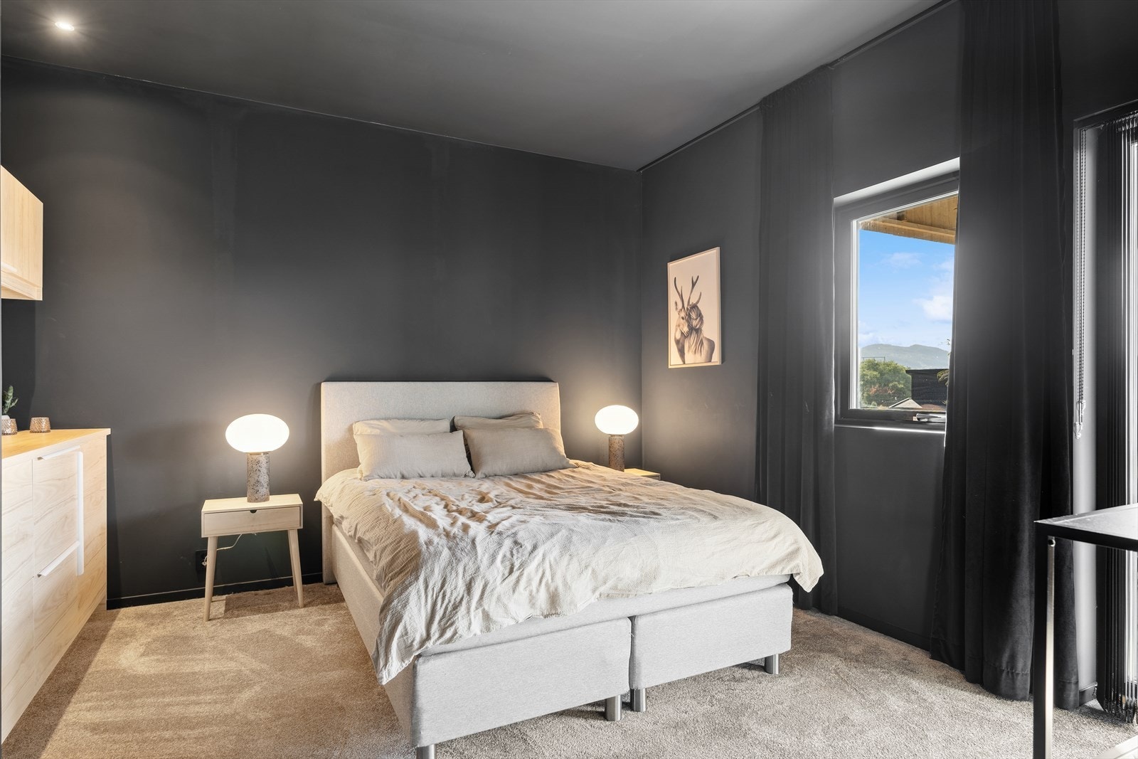 Soverommene nede har tak og vegger malt i sophisticatetd blue, noe som bidrar til an avslappende atmosfære. Galleribilde