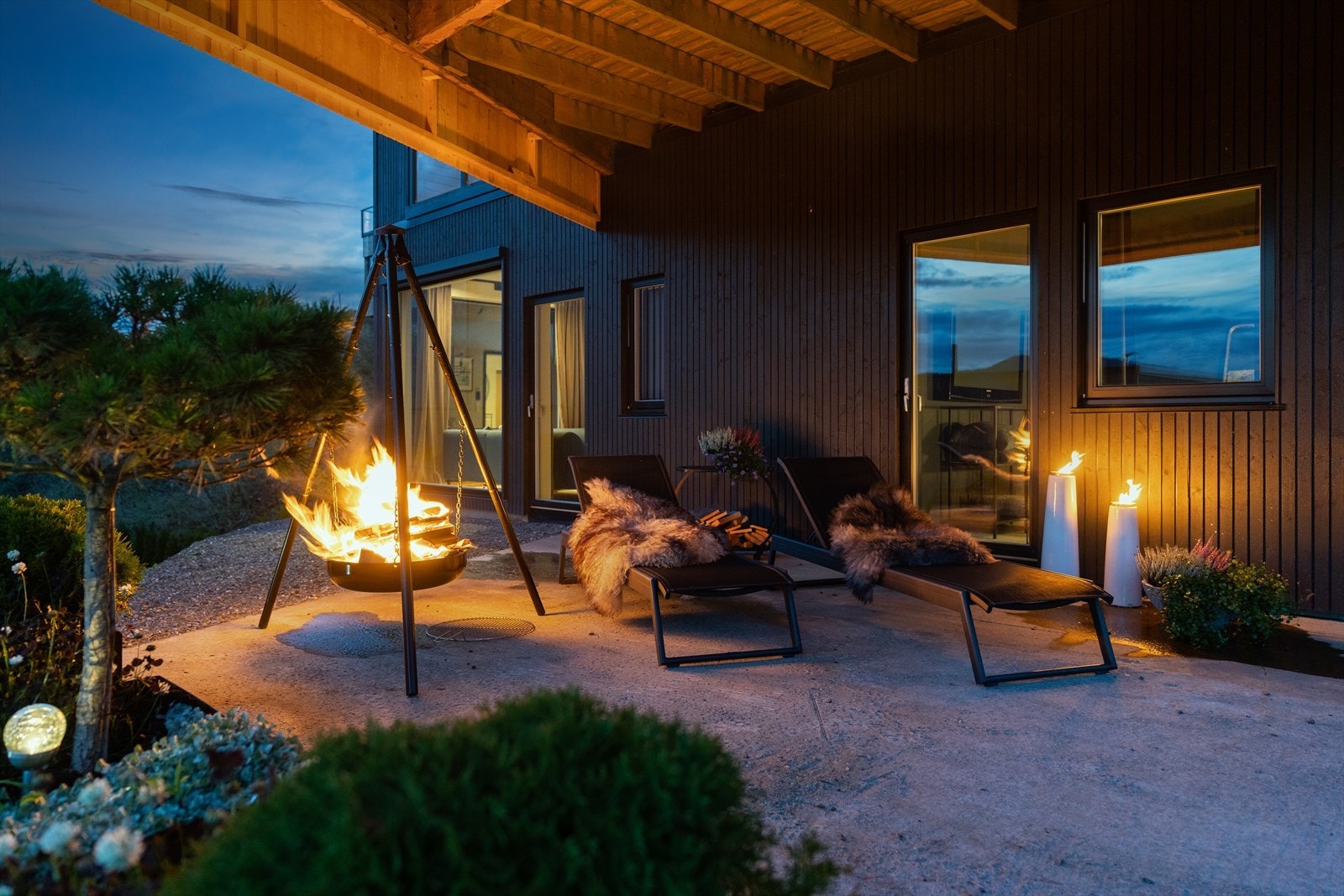 Utenfor stuen i underetasjen er det en overbygget markterrasse. Galleribilde