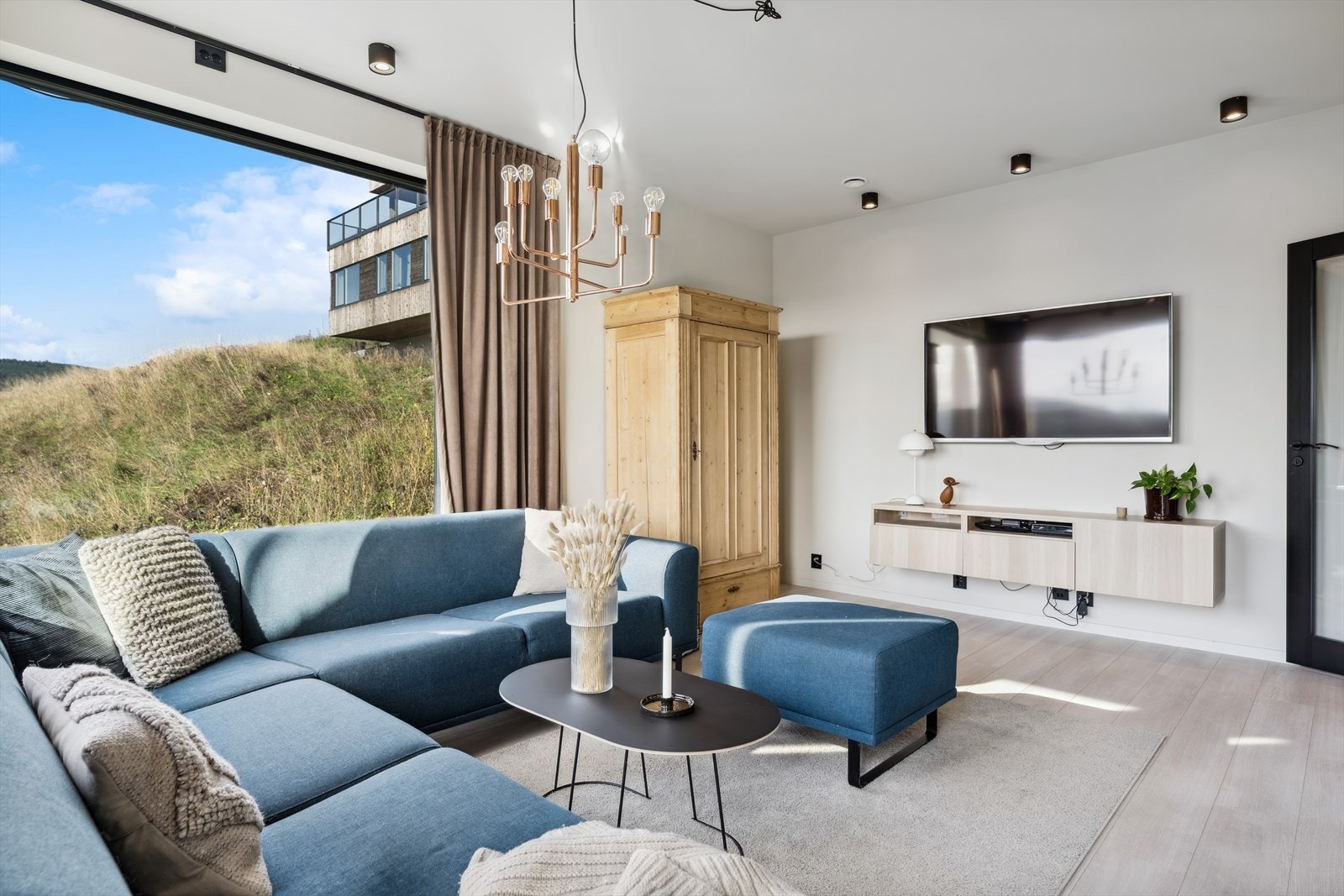 I underetasjen finner man en meget pen stue - et ekstra oppholdsrom for lek, vennebesøk og avslapning. Galleribilde