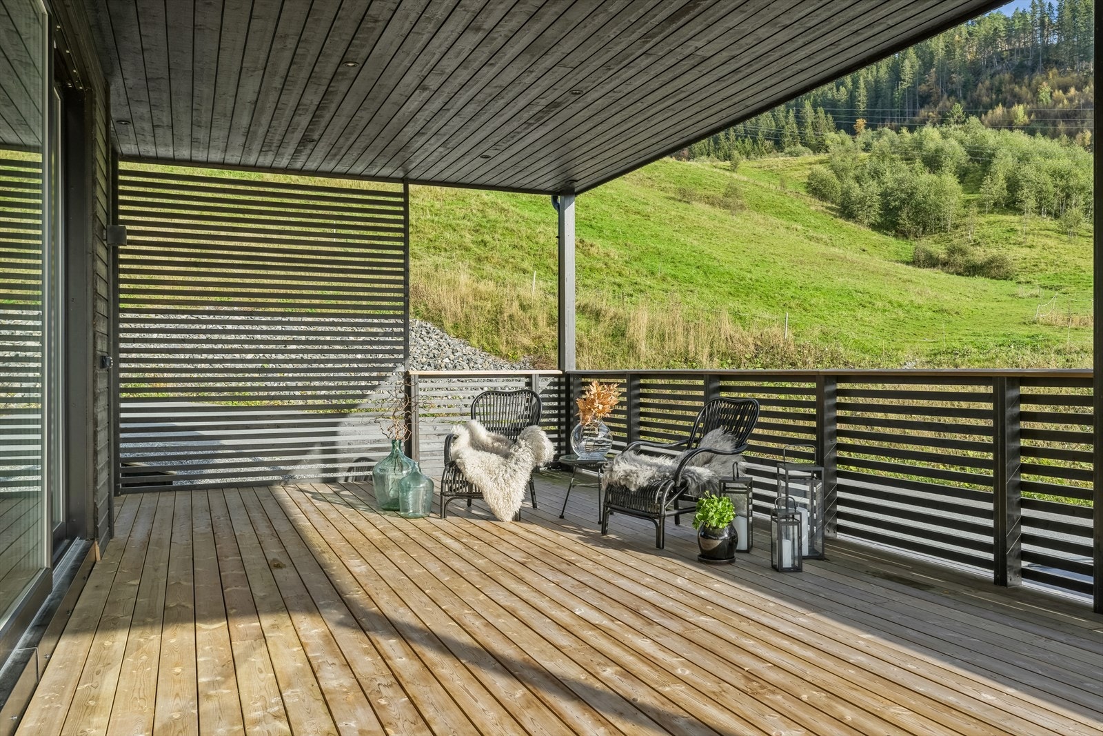 Boligen ligger i et rolig nabolag med lite støy og trafikk. Her kan du slappe av med godt utsyn til hestene på beitet om sommeren. Galleribilde