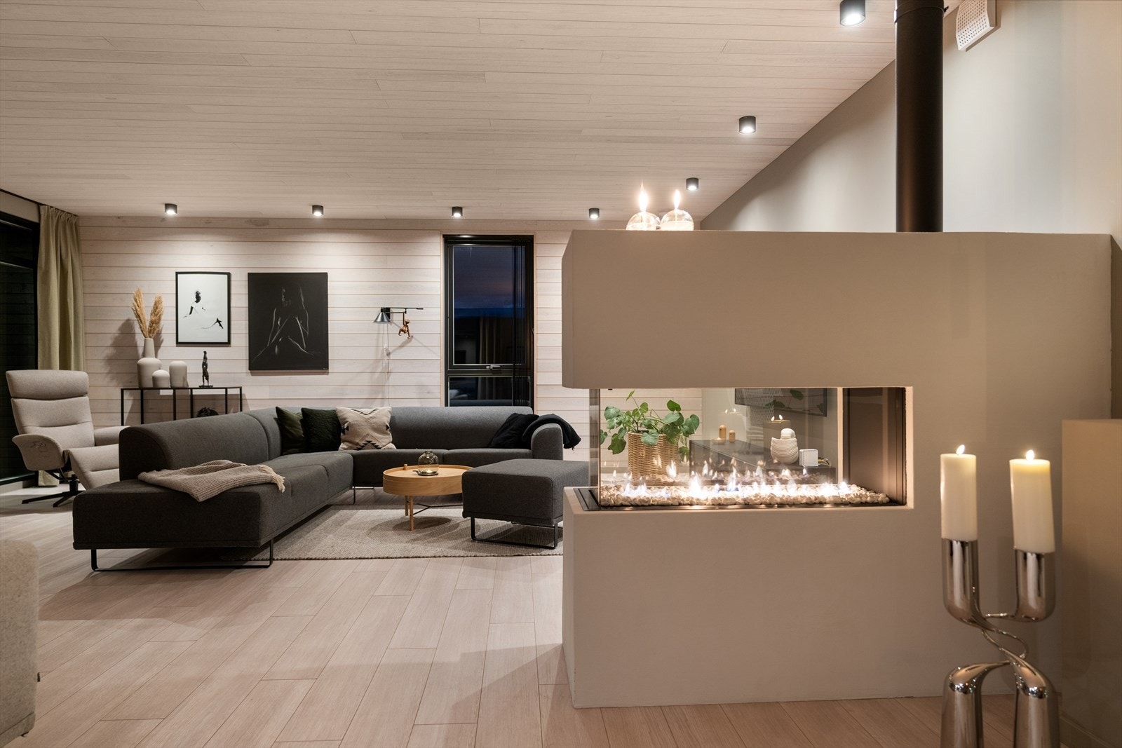 Dagslyset suppleres ypperlig av downlights rundt store deler av himlingen. Galleribilde