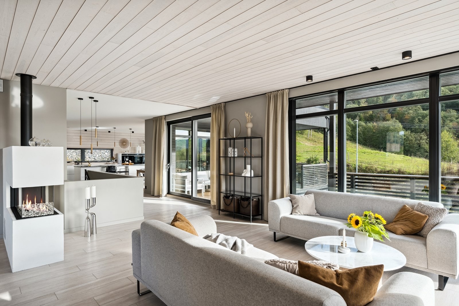 Generøse vindusflater i to himmelretninger gir stuen flotte lys- og utsiktsforhold. Galleribilde