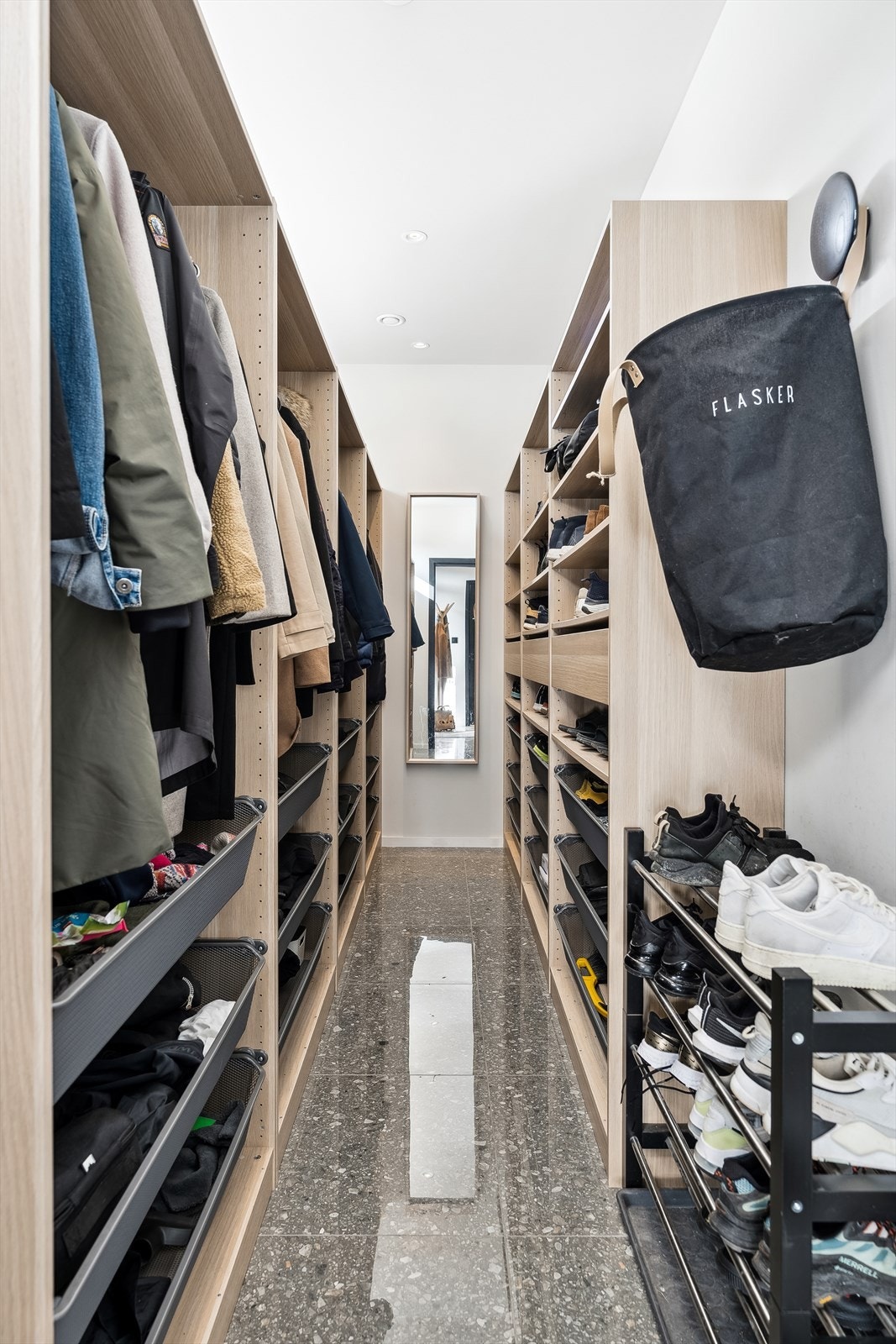 Tilliggende hallen finner man et walk-in closet, som gjør det enkelt å holde det ryddig i hverdagen. Galleribilde