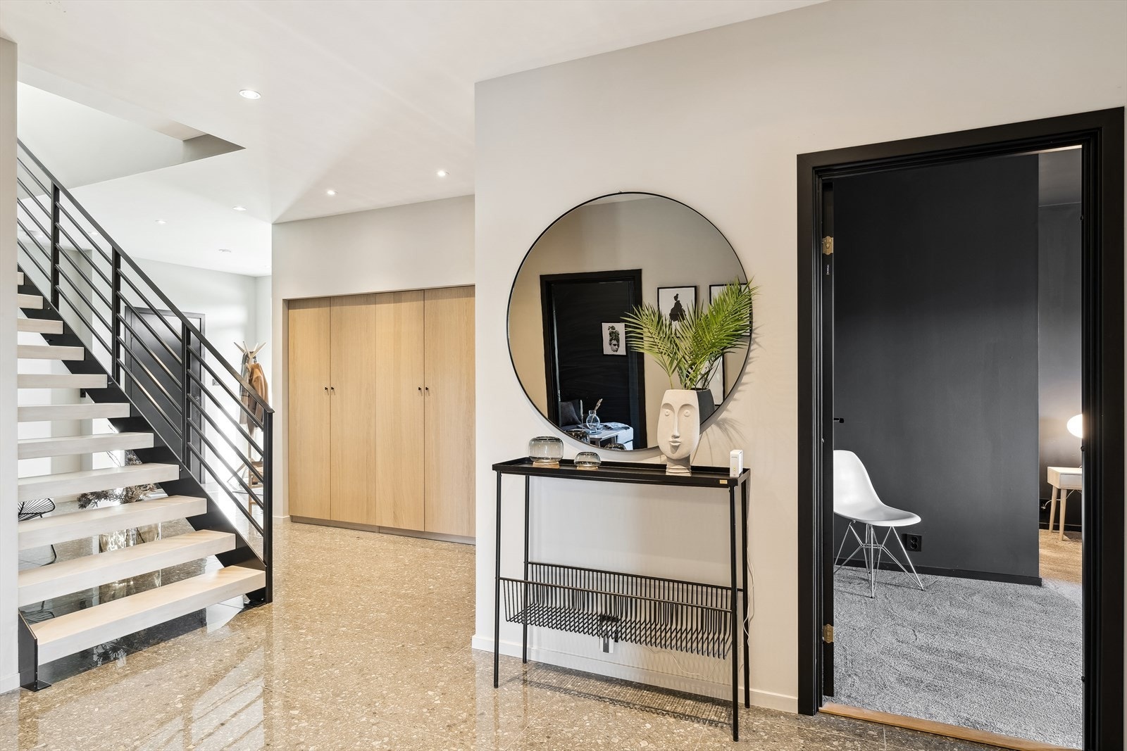 Jakker og annet yttertøy ryddes enkelt bort i et stort og plassbygget garderobeskap i hallen. Galleribilde