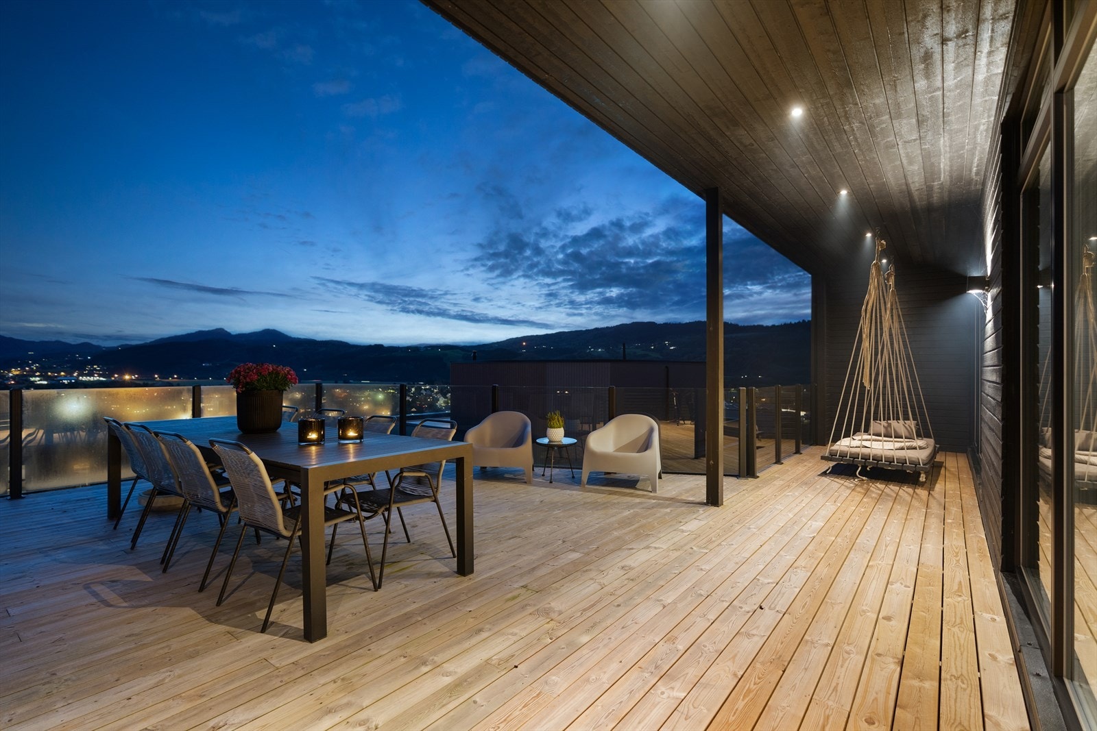 Terrassen er utstyrt med både downlights og annen belysning. Galleribilde