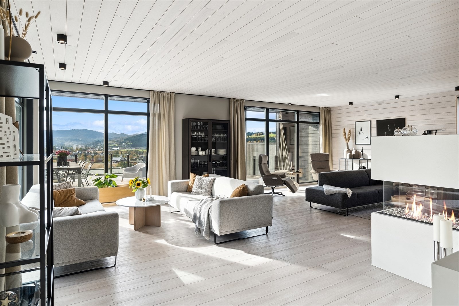 Stuen har god møbleringsfrihet, så her kan man enkelt innrede med flere sittegrupper - uten at det oppleves rotete. Galleribilde