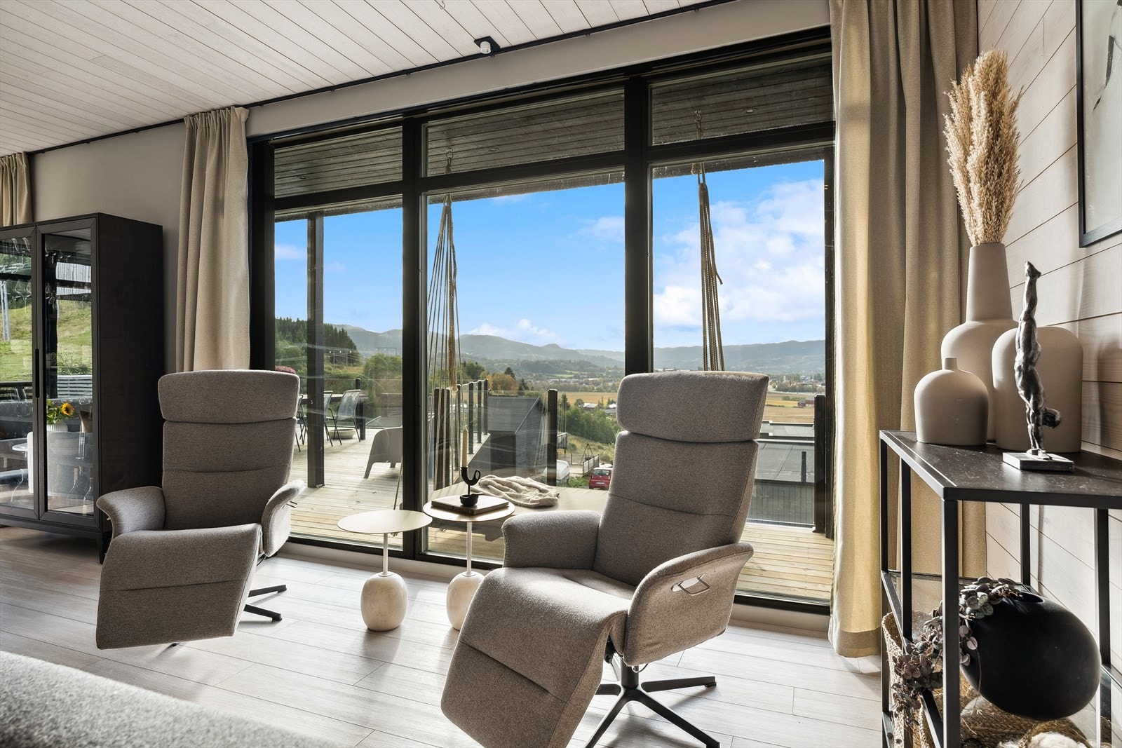 Stuen innbyr til både rolige og sosiale kvelder. Galleribilde