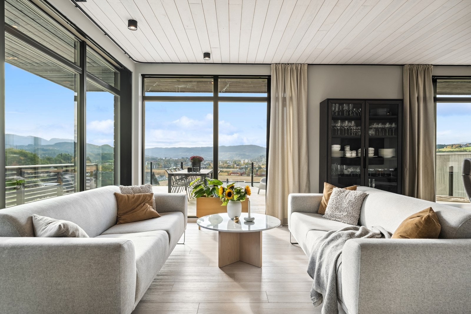 Oppe danner stuen og kjøkkenet et virkelig flott allrom for både store og små. Galleribilde