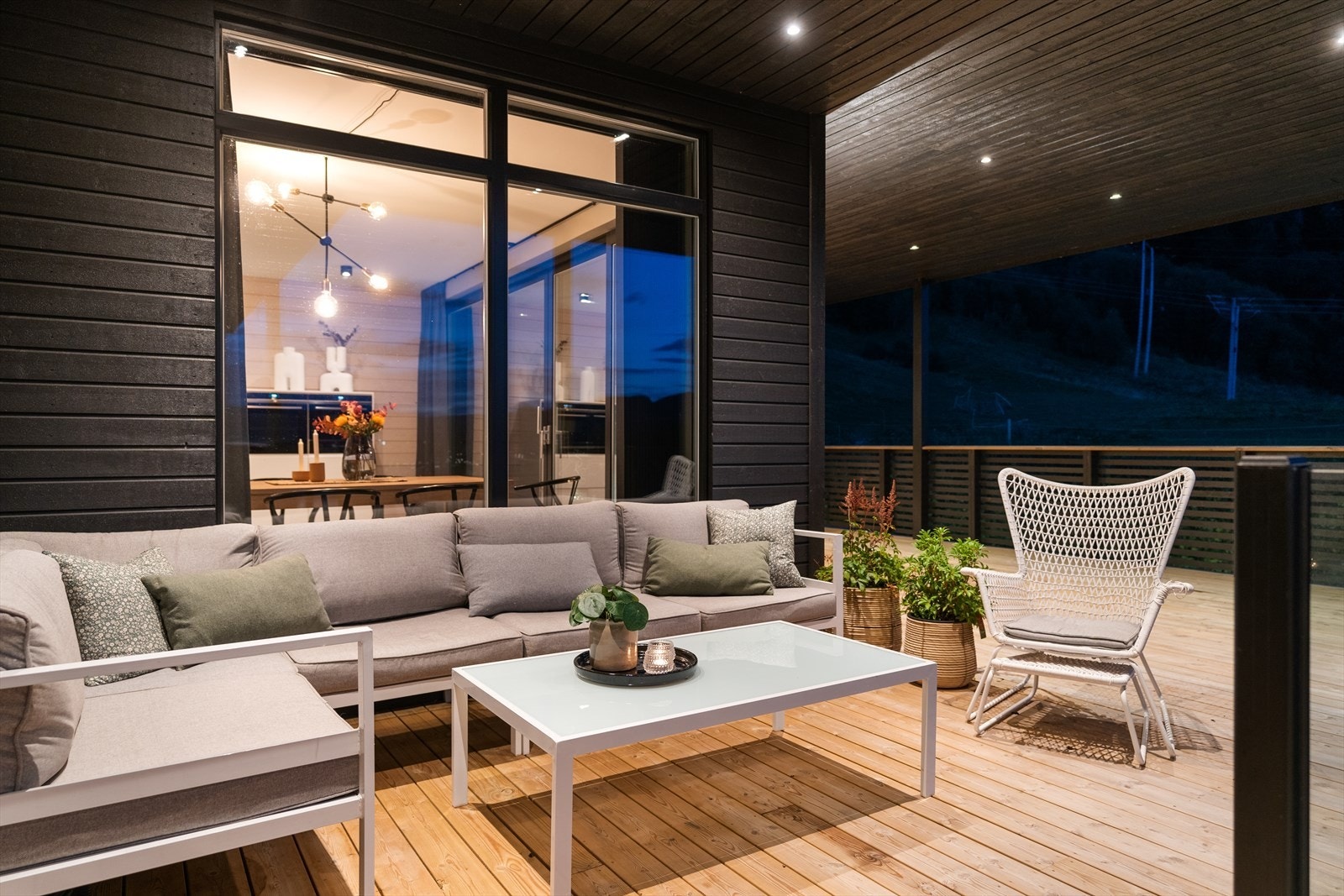 Boligen har et stramt uttrykk med rene linjer, store vinduer og harmoniske farger. Galleribilde